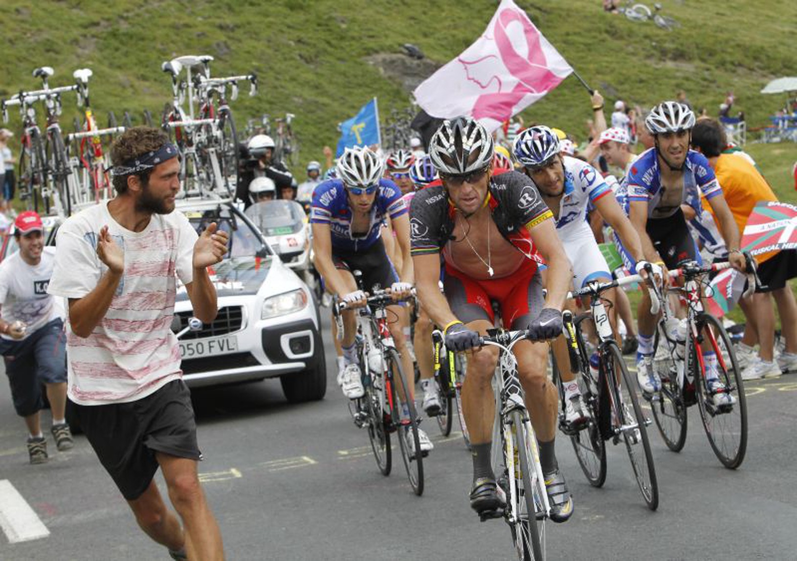 Lance Armstrong pri stúpaní