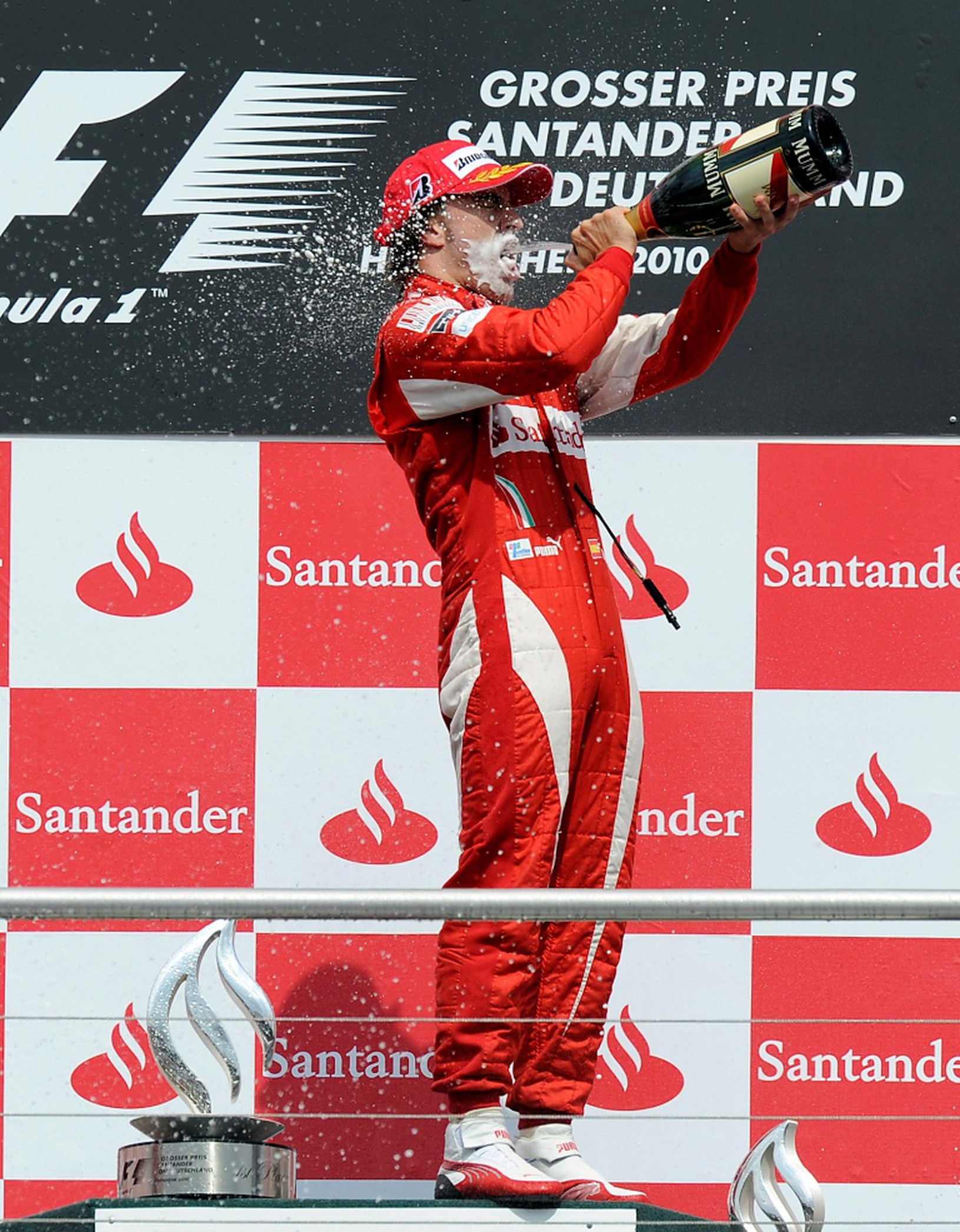 Fernando Alonso oslavuje triumf