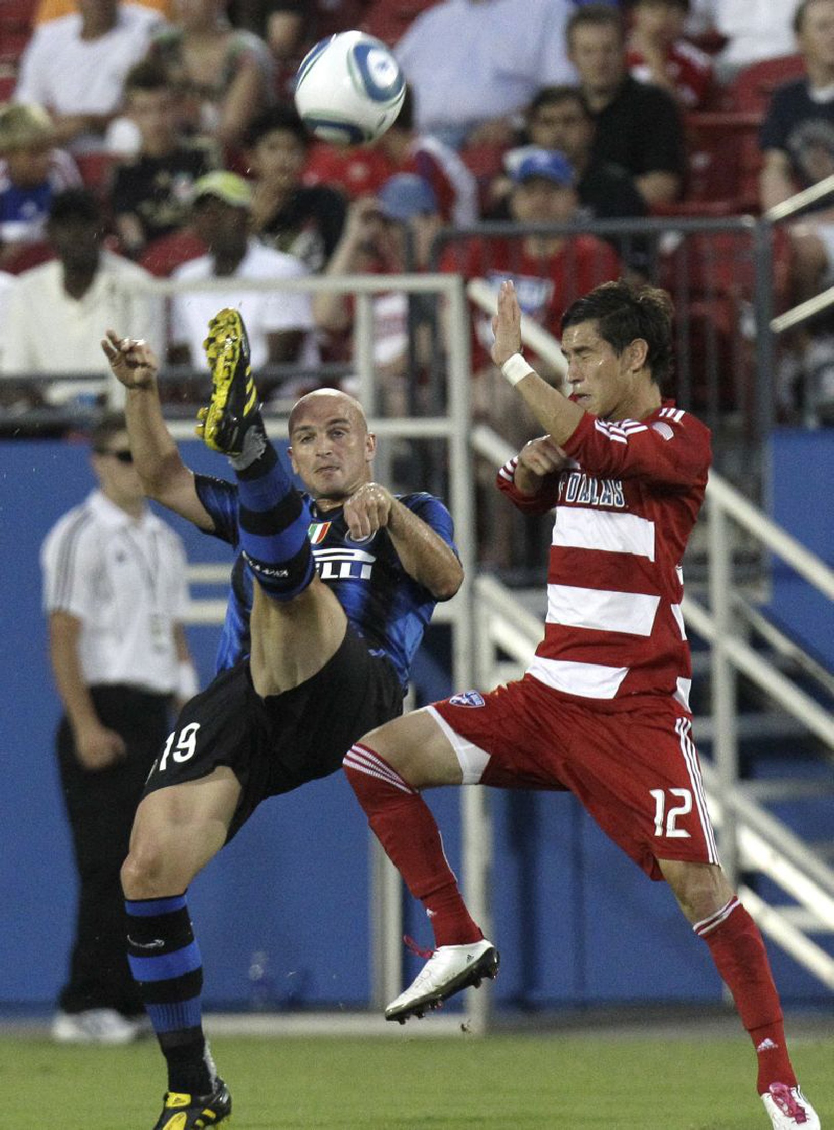 Cambiasso v súboji s