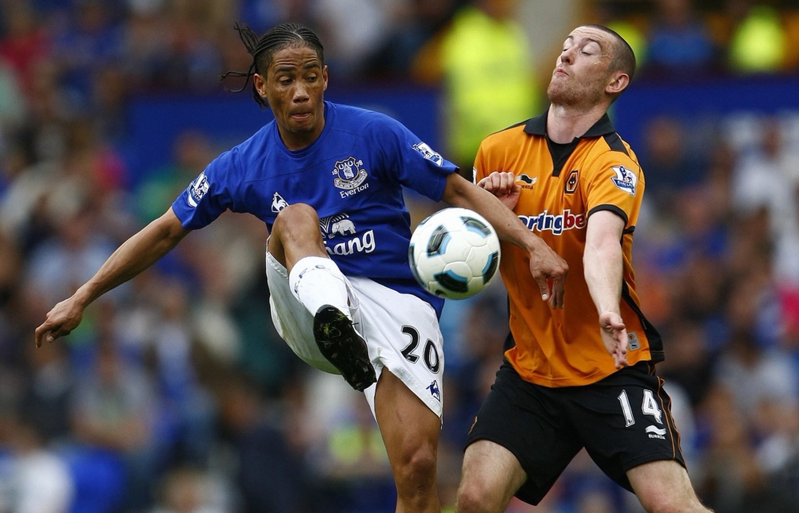 Pienaar bojuje o loptu