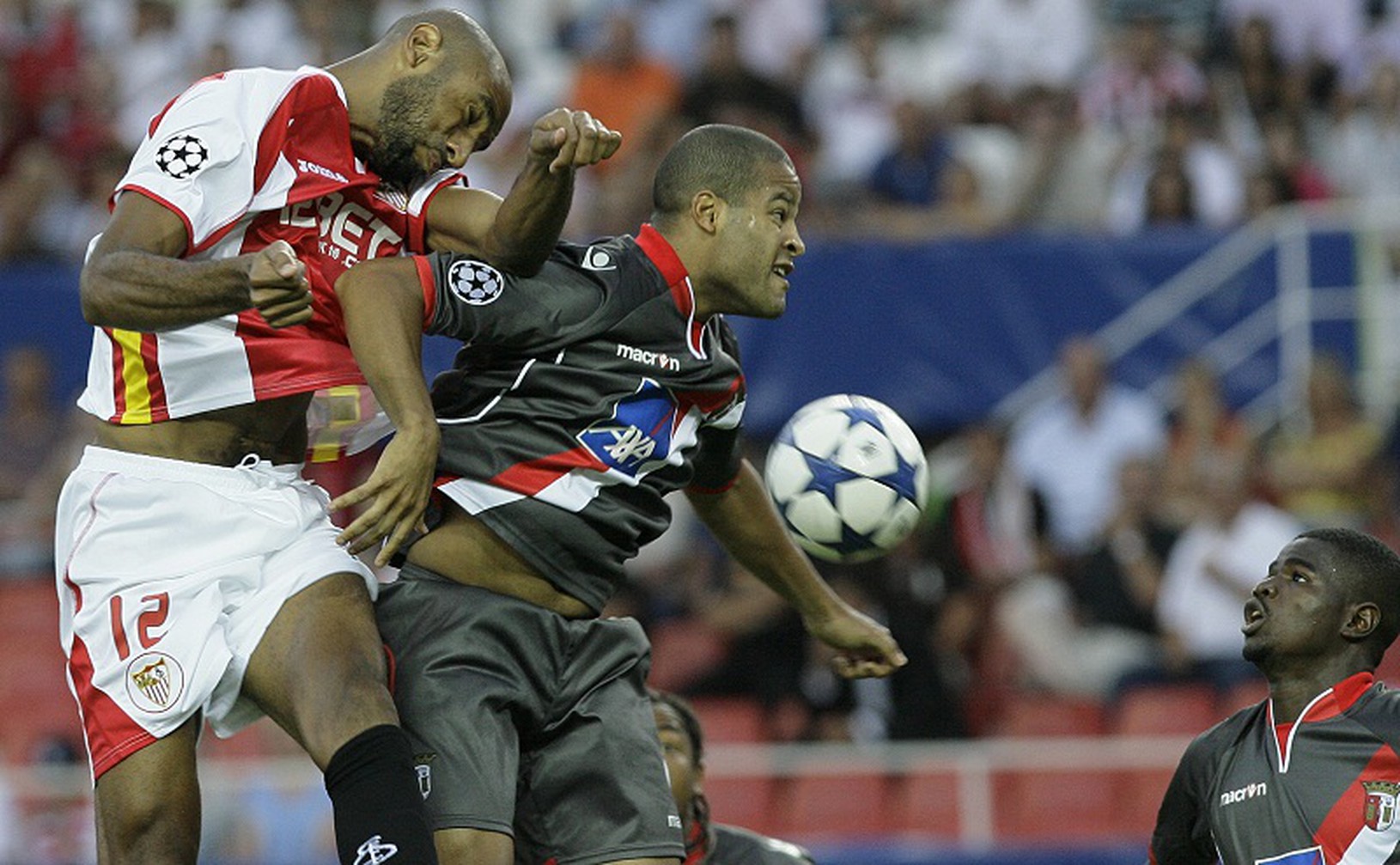 Kanoute v súboji s