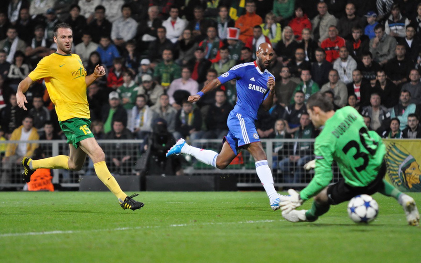 Nikolas Anelka prekonáva Martina