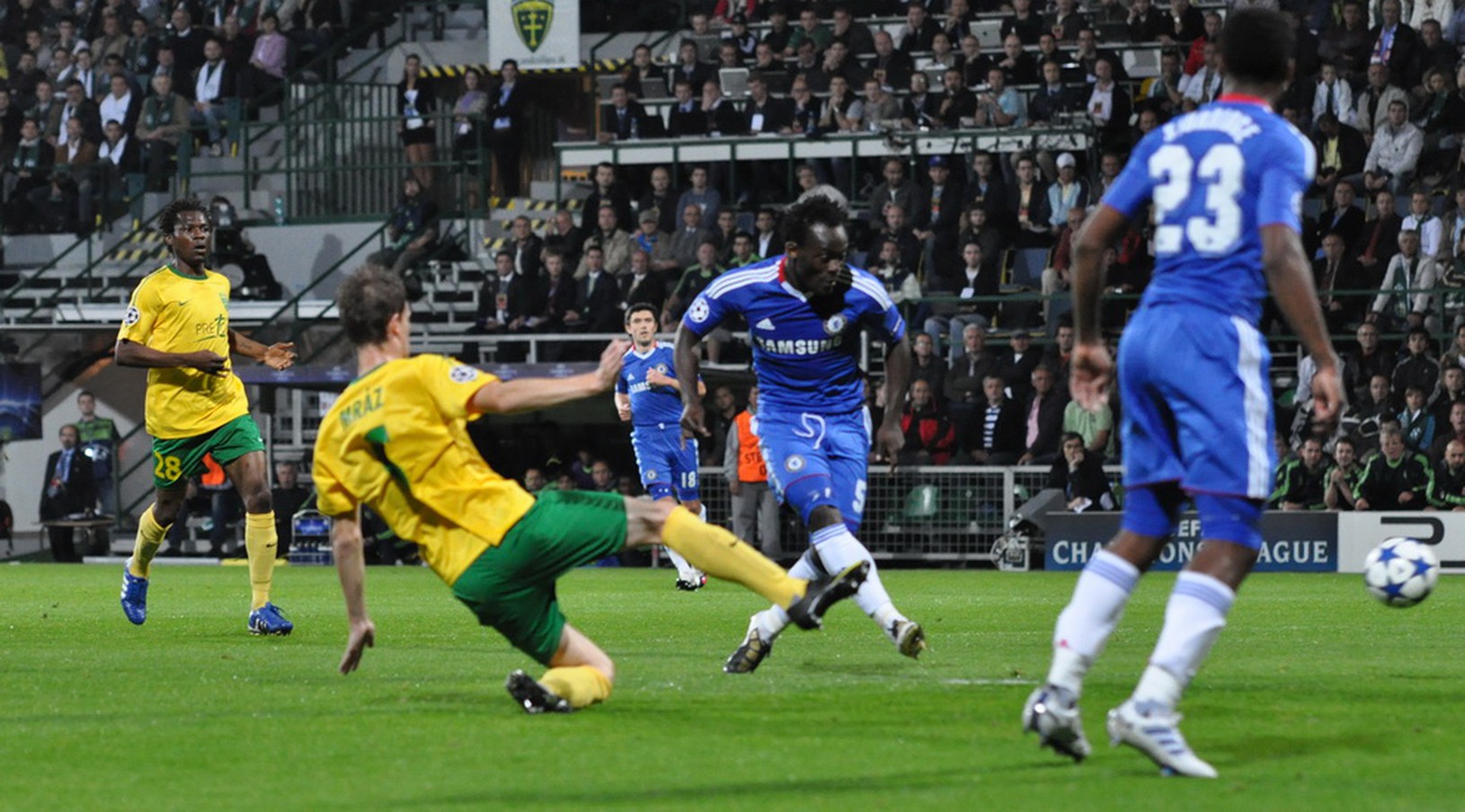 Michael Essien strieľa prvý