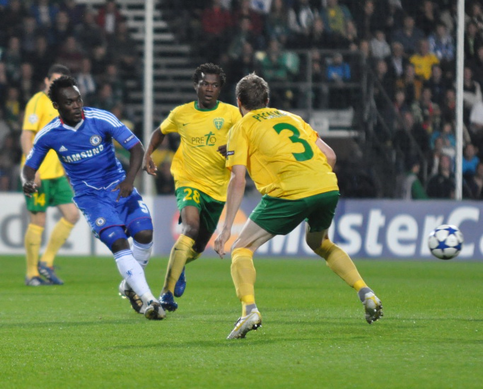 Michael Essien bránený hráčmi