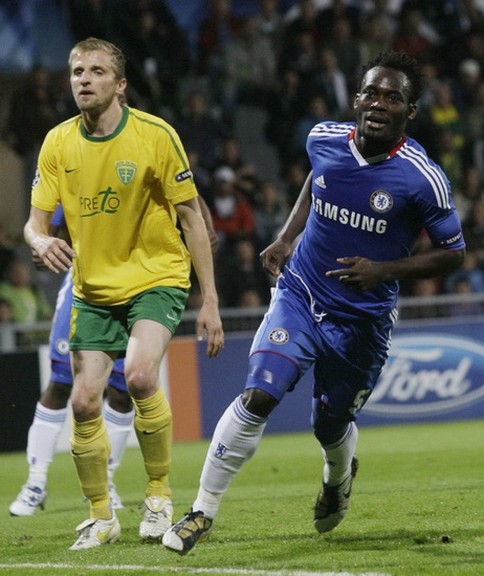 Michael Essien oslavuje vstrelený