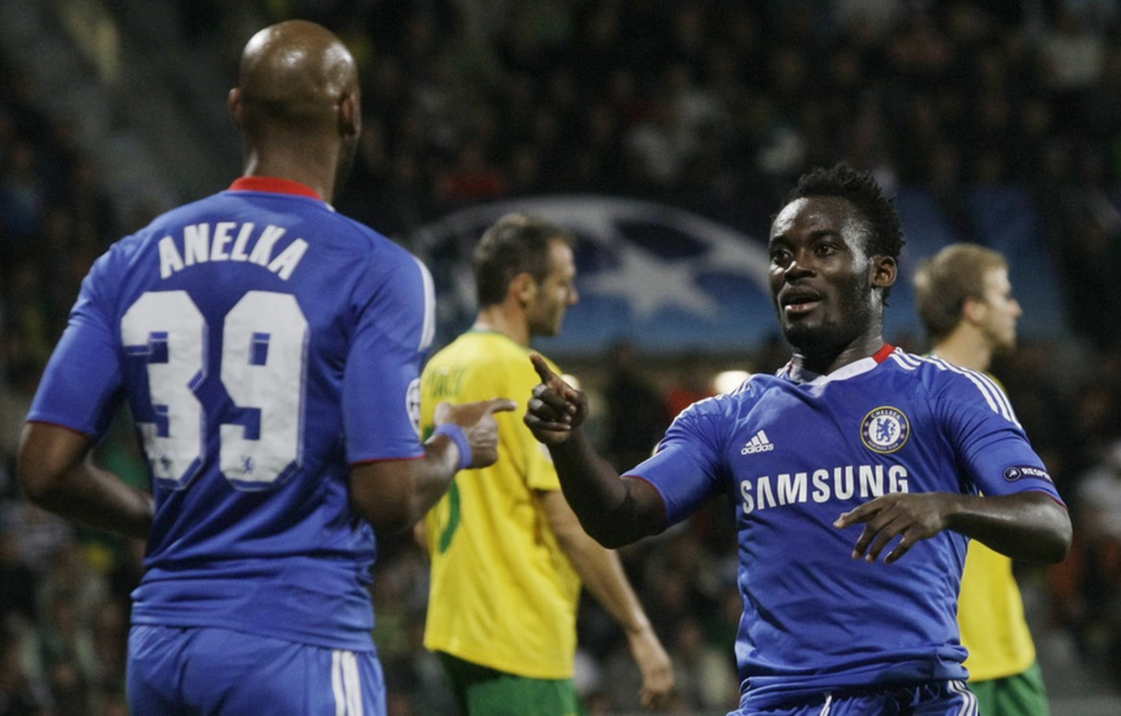 Essien a Anelka oslavujú
