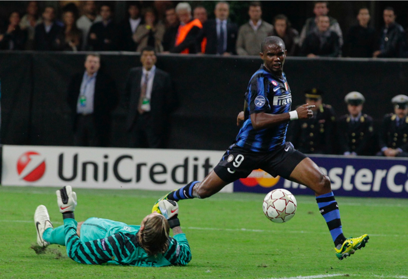 Samuel Eto'o prekonáva Tima