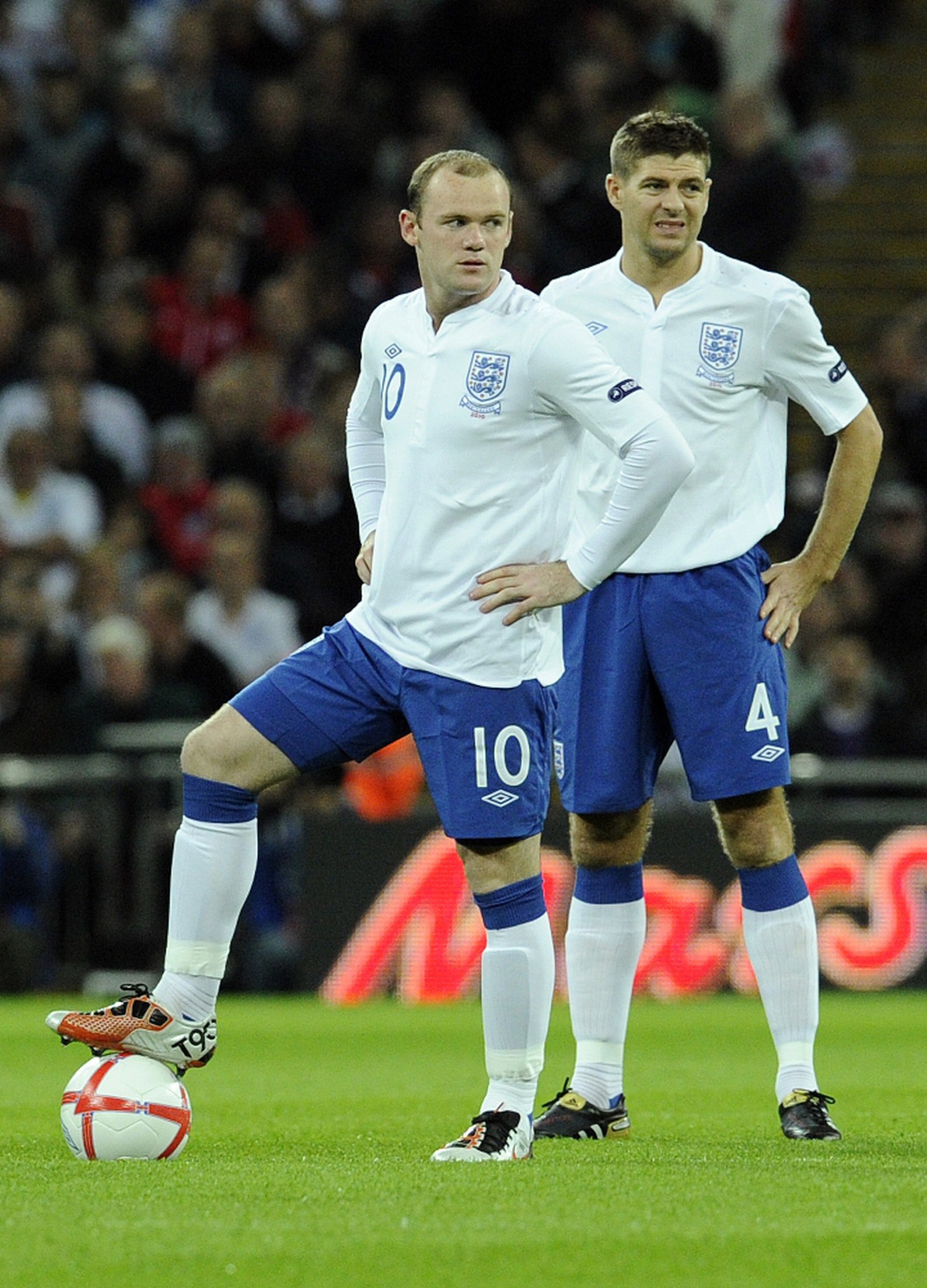 Rooney a Gerrard čakajú