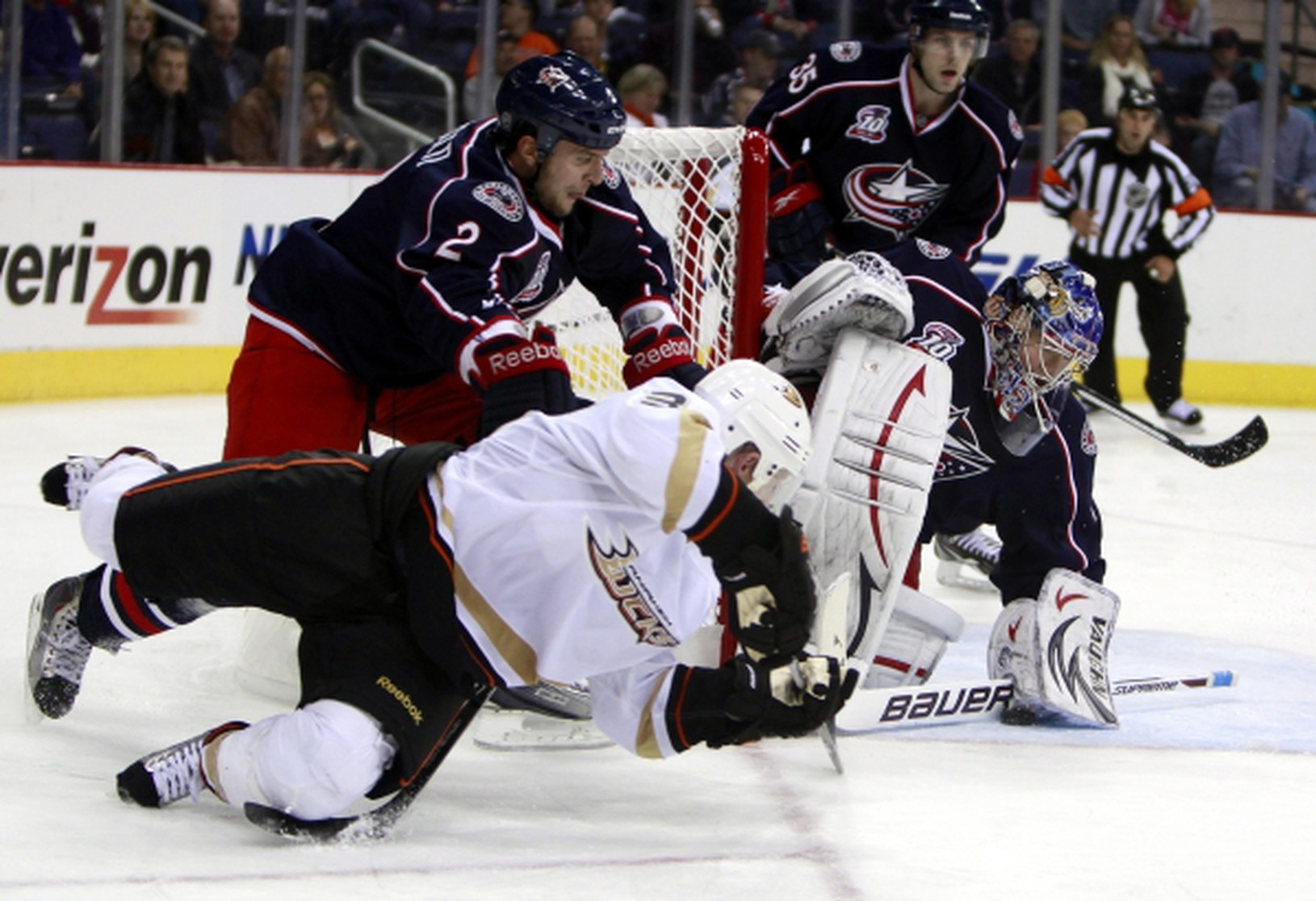 Steve Mason blokuje strelu