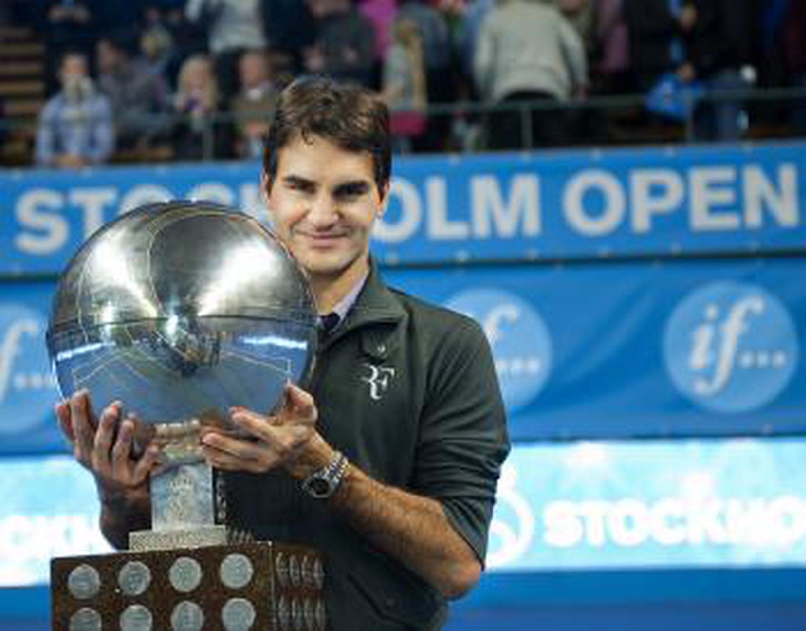 Roger Federer s trofejou