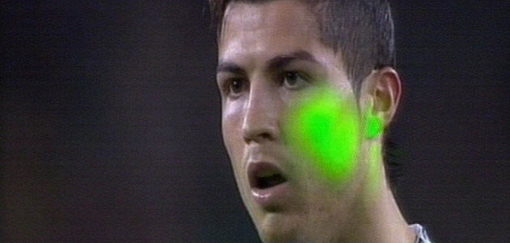 Cristiano Ronaldo oslepovaný laserom