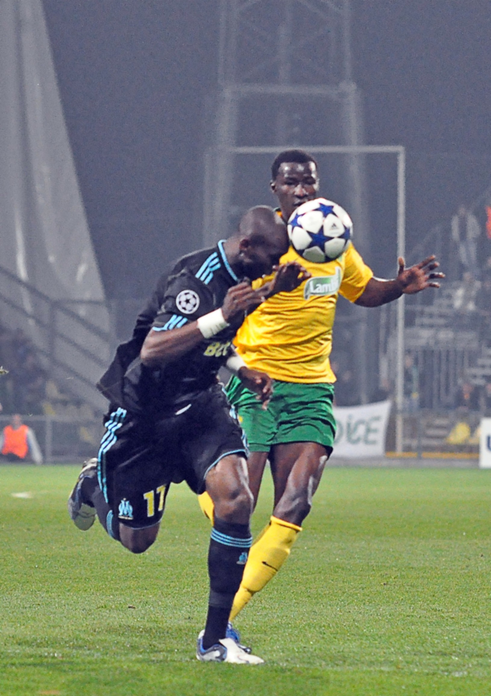 Mbia v súboji s