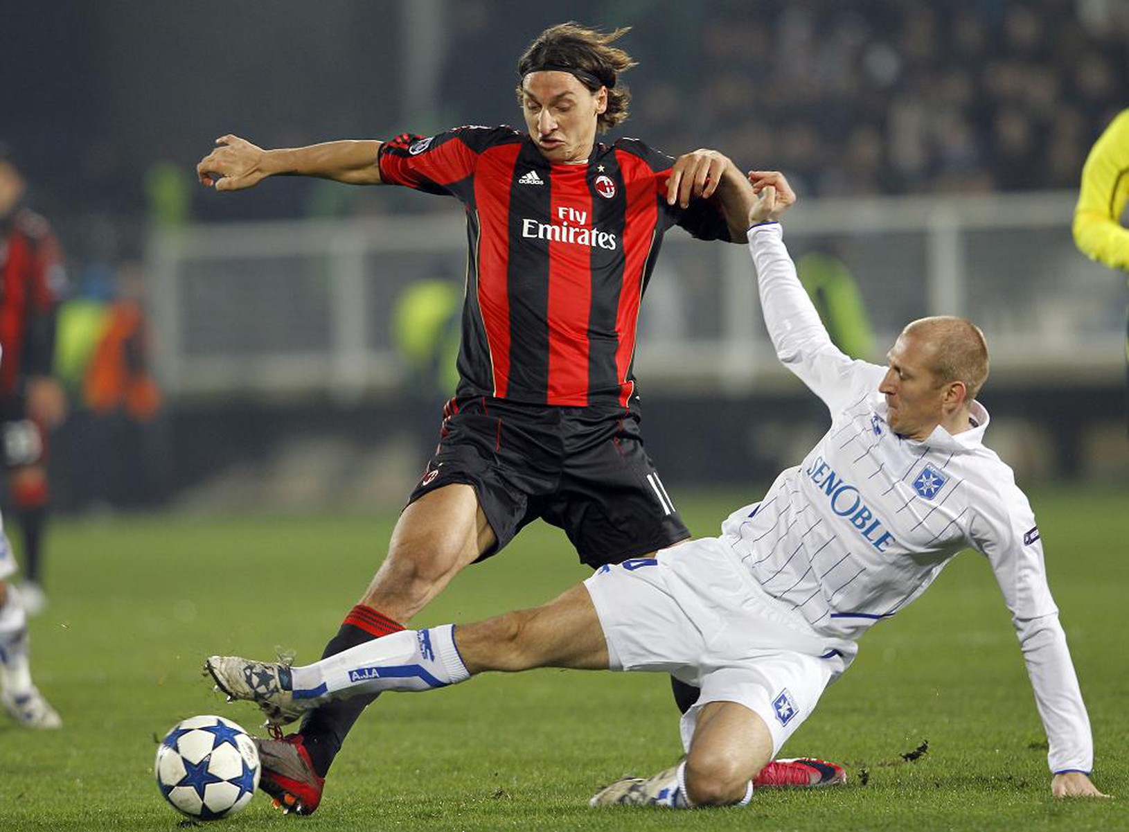 Stephane Grichting bráni Zlatana
