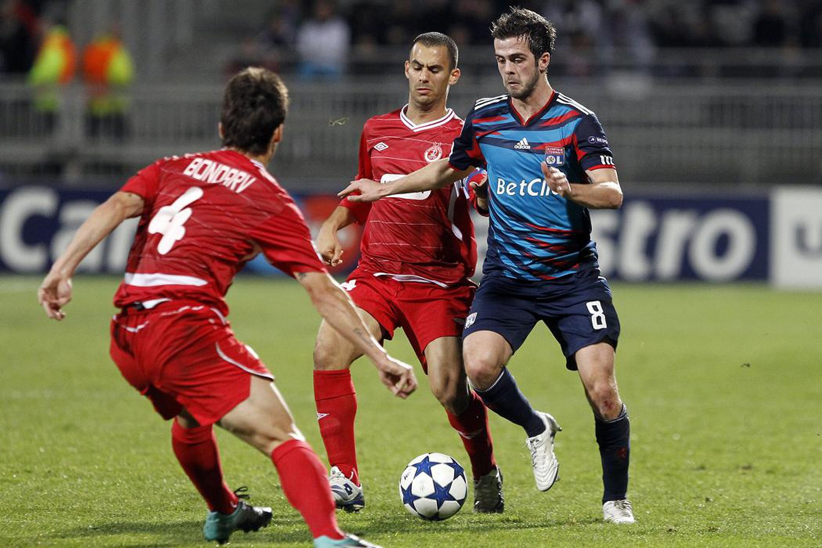 Miralem Pjanič v súboji