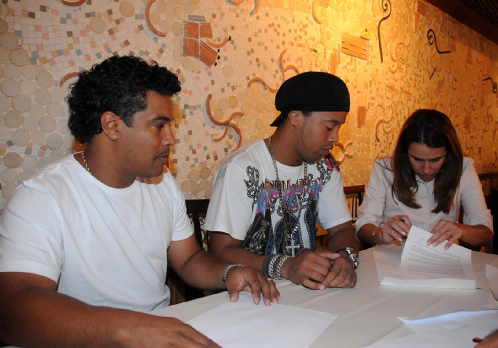 Ronaldinho pri podpise zmluvy