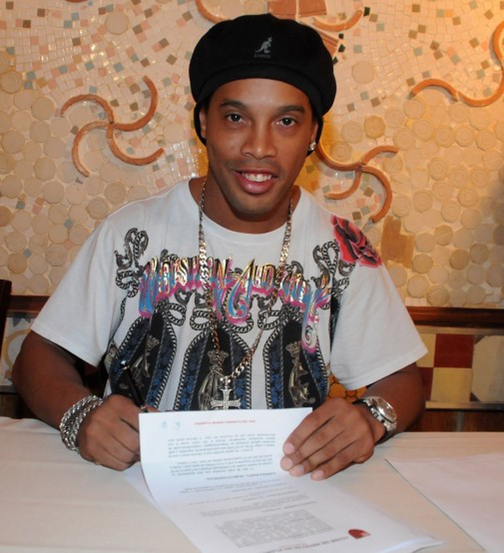 Ronaldinho podpisuje zmluvu