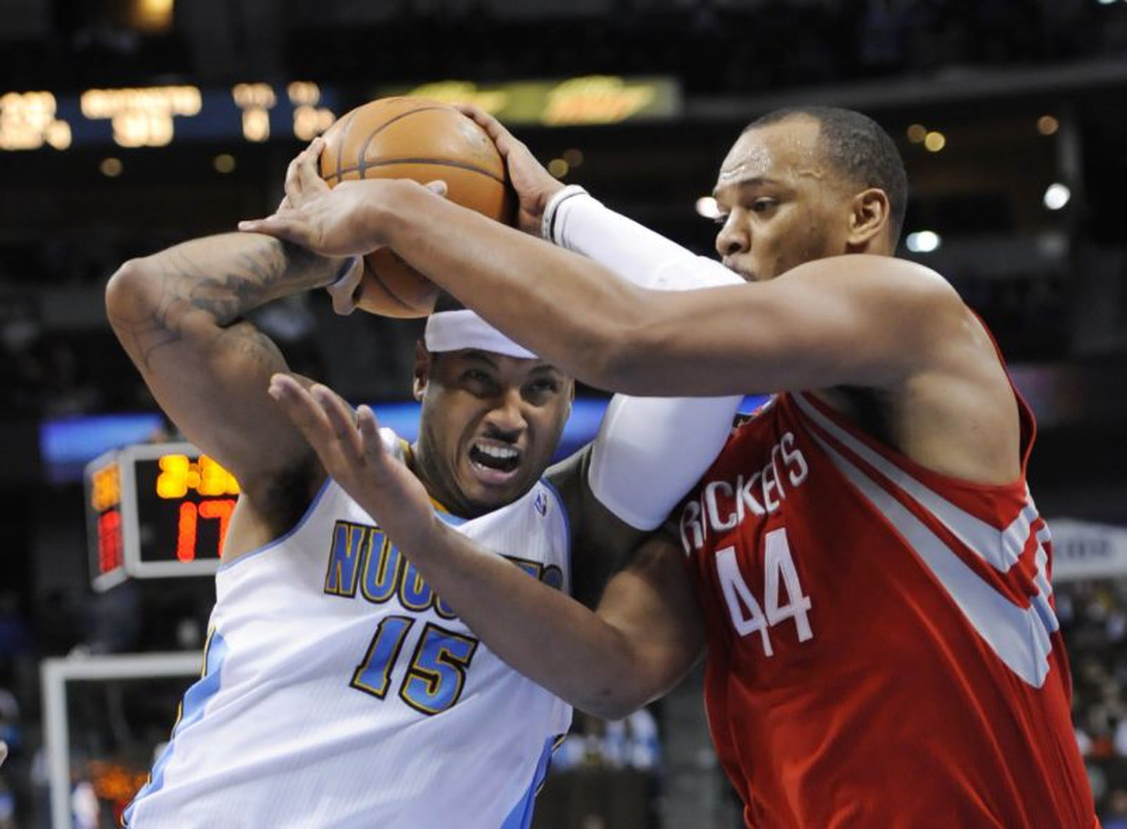 Carmelo Anthony bojuje o