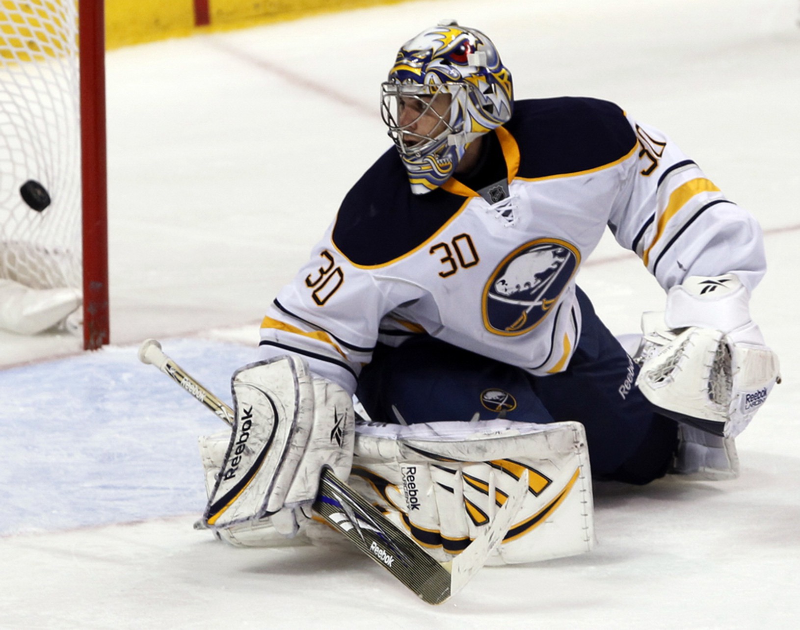 Ryan Miller dostáva gól