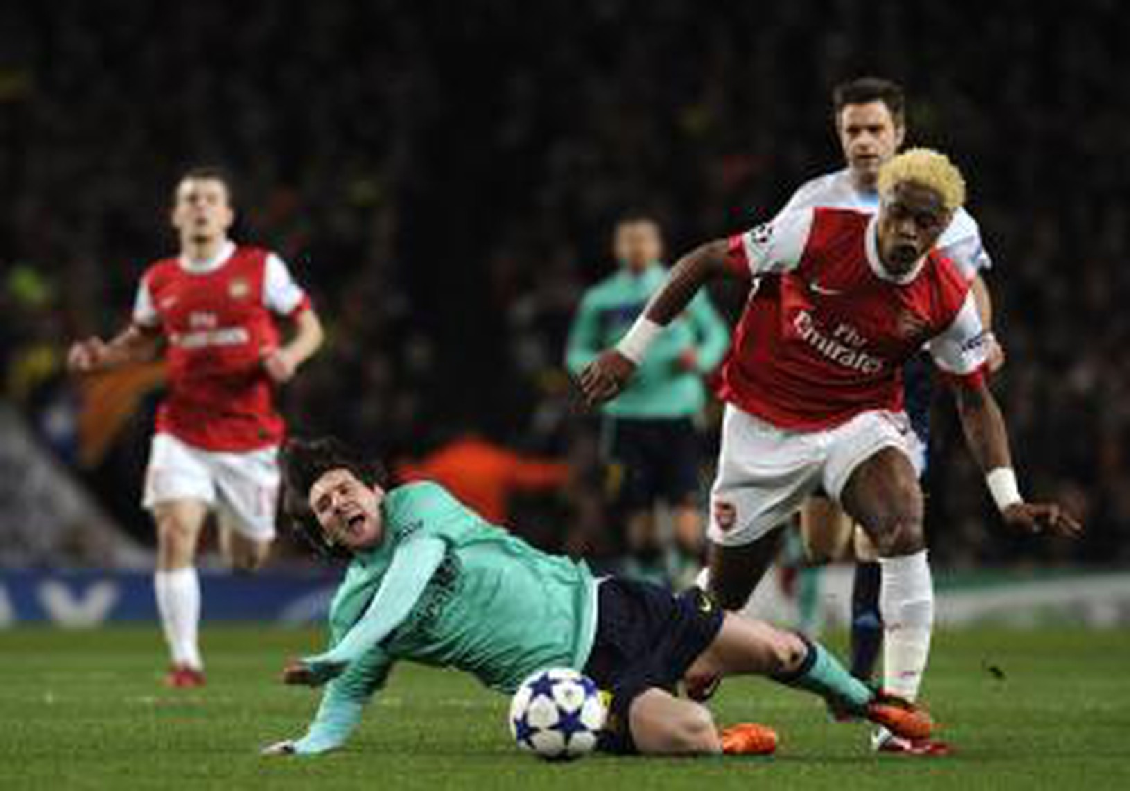 Alex Song bojuje o