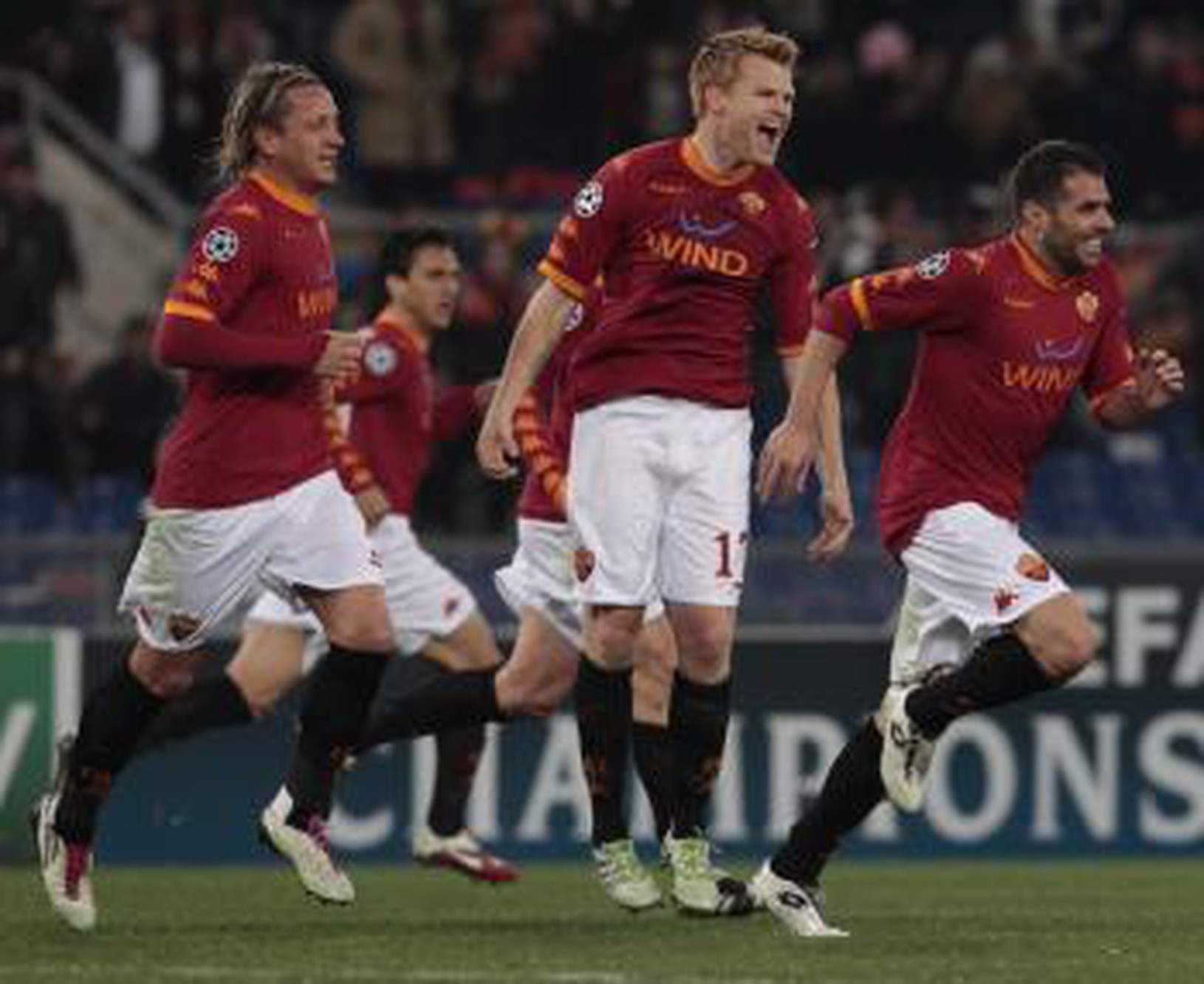 Simone Perrotta oslavuje so