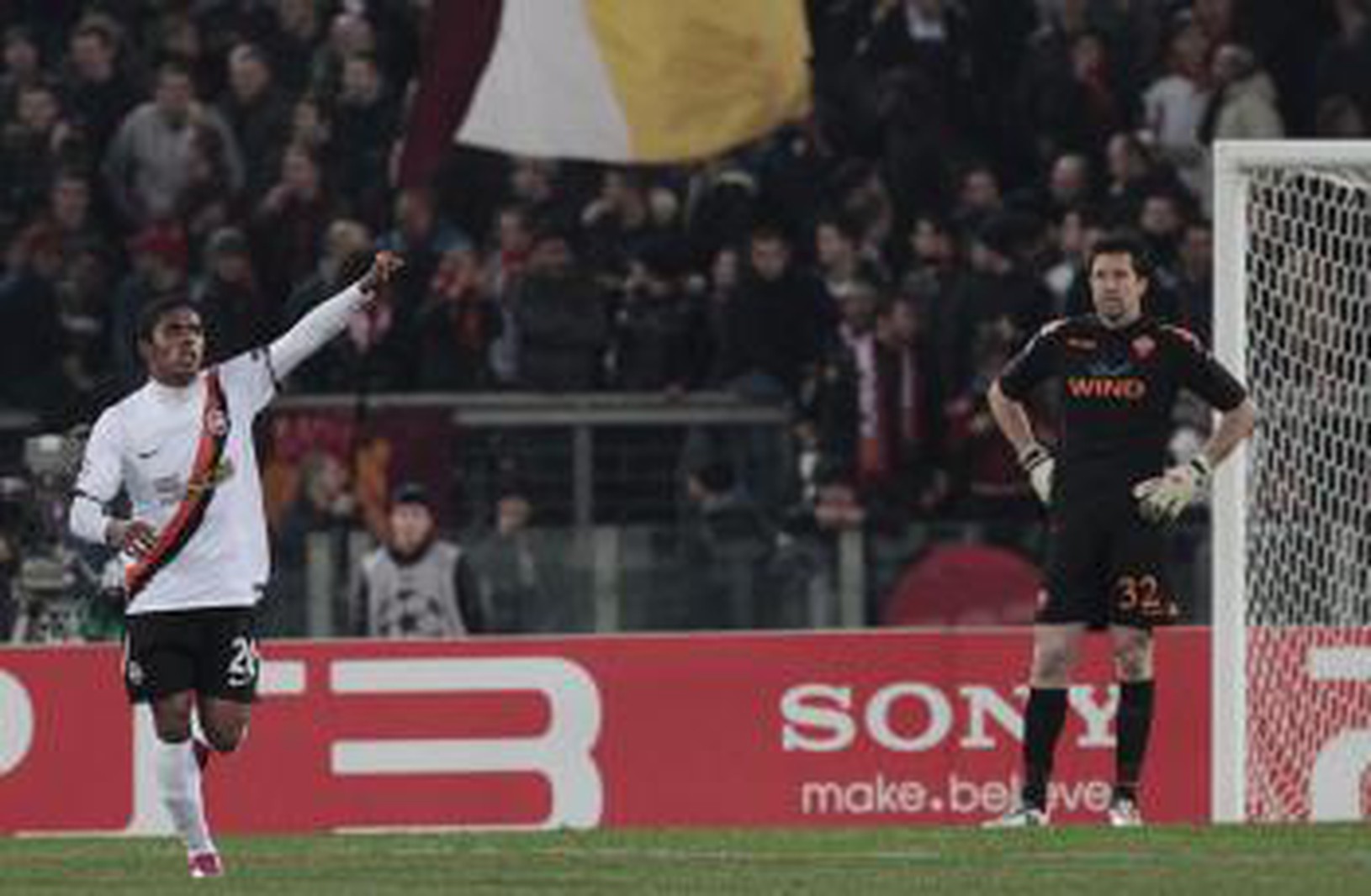 Douglas Costa oslavuje gól