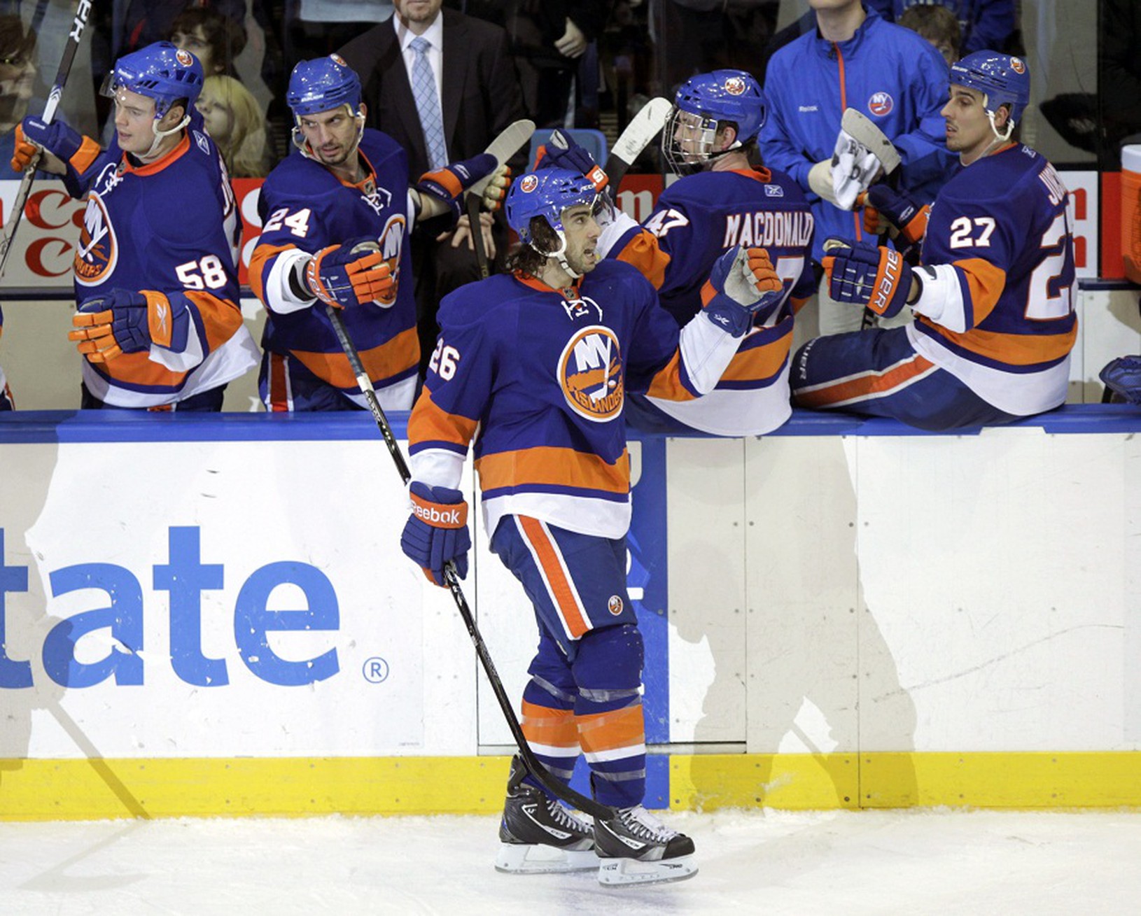 Matt Moulson prijíma gratulácie