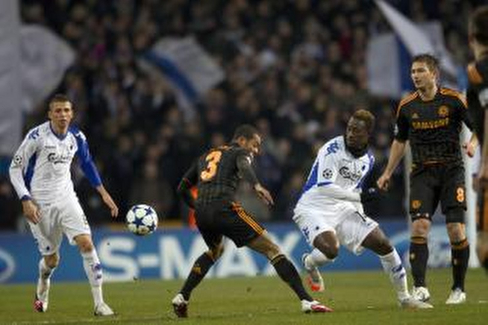 Ashley Cole v obkľúčení