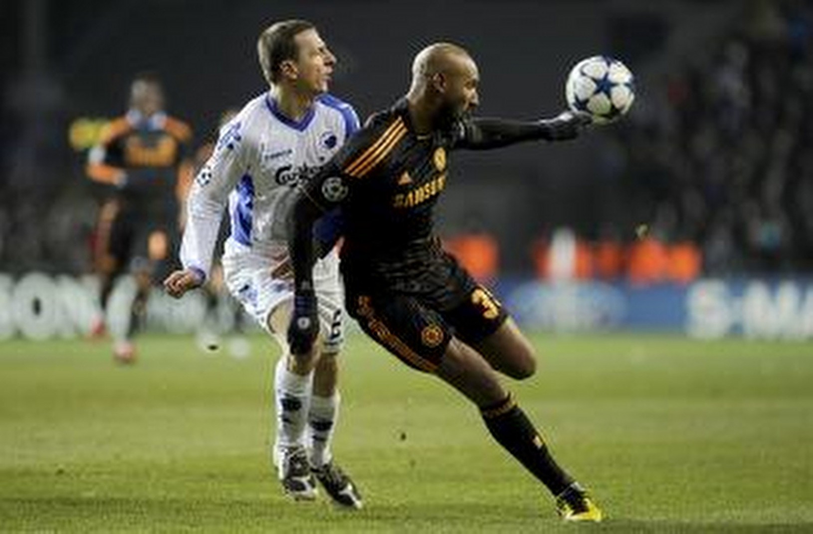 Anelka si kryje loptu