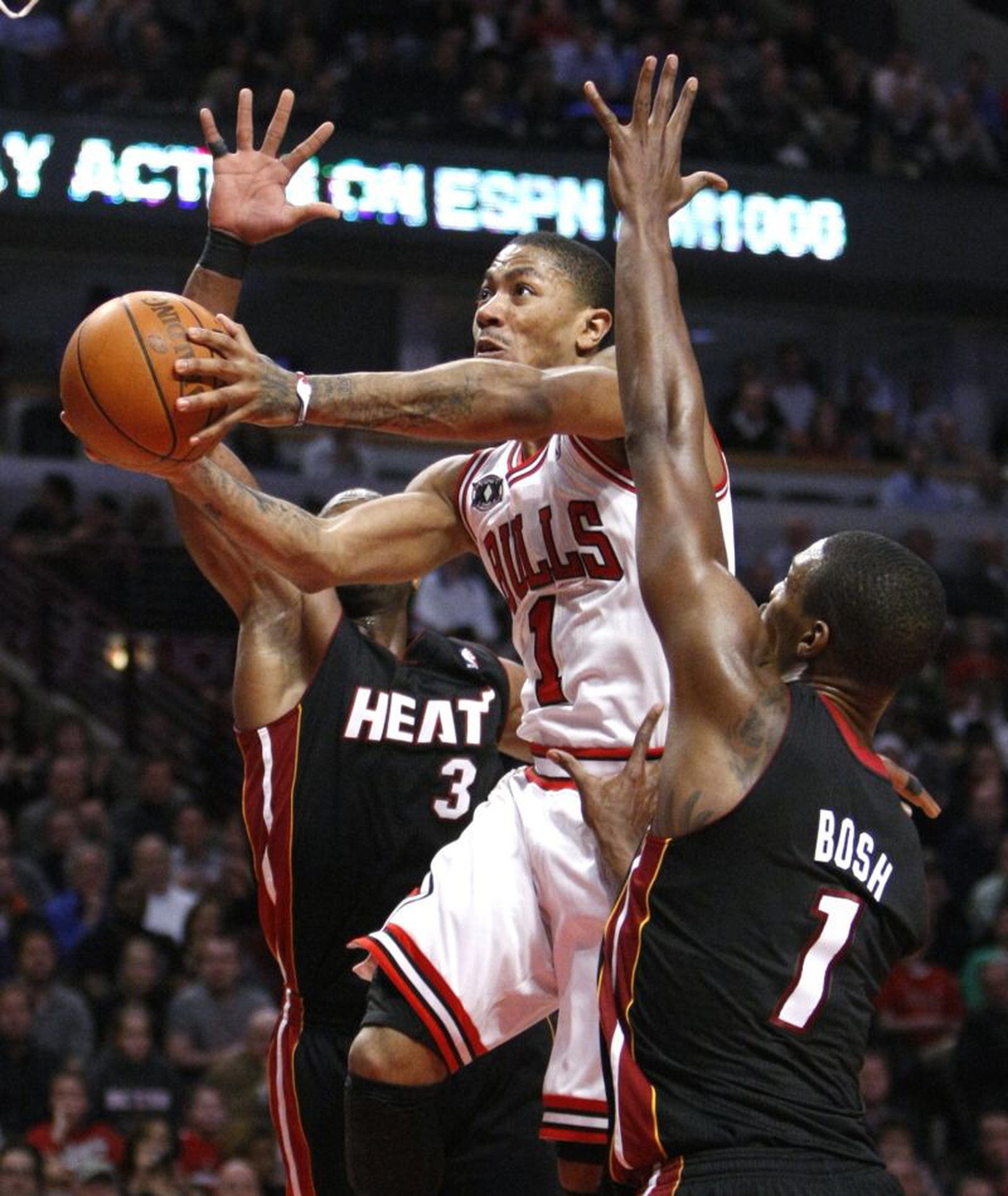 Derrick Rose bráneny dvojicou