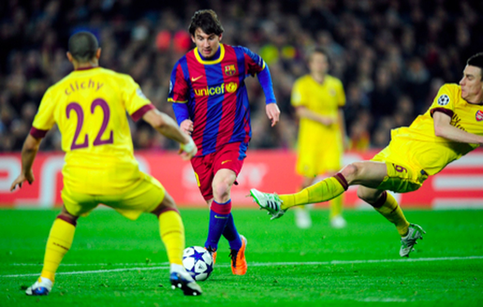 Messi bránený dvojicou Clichym
