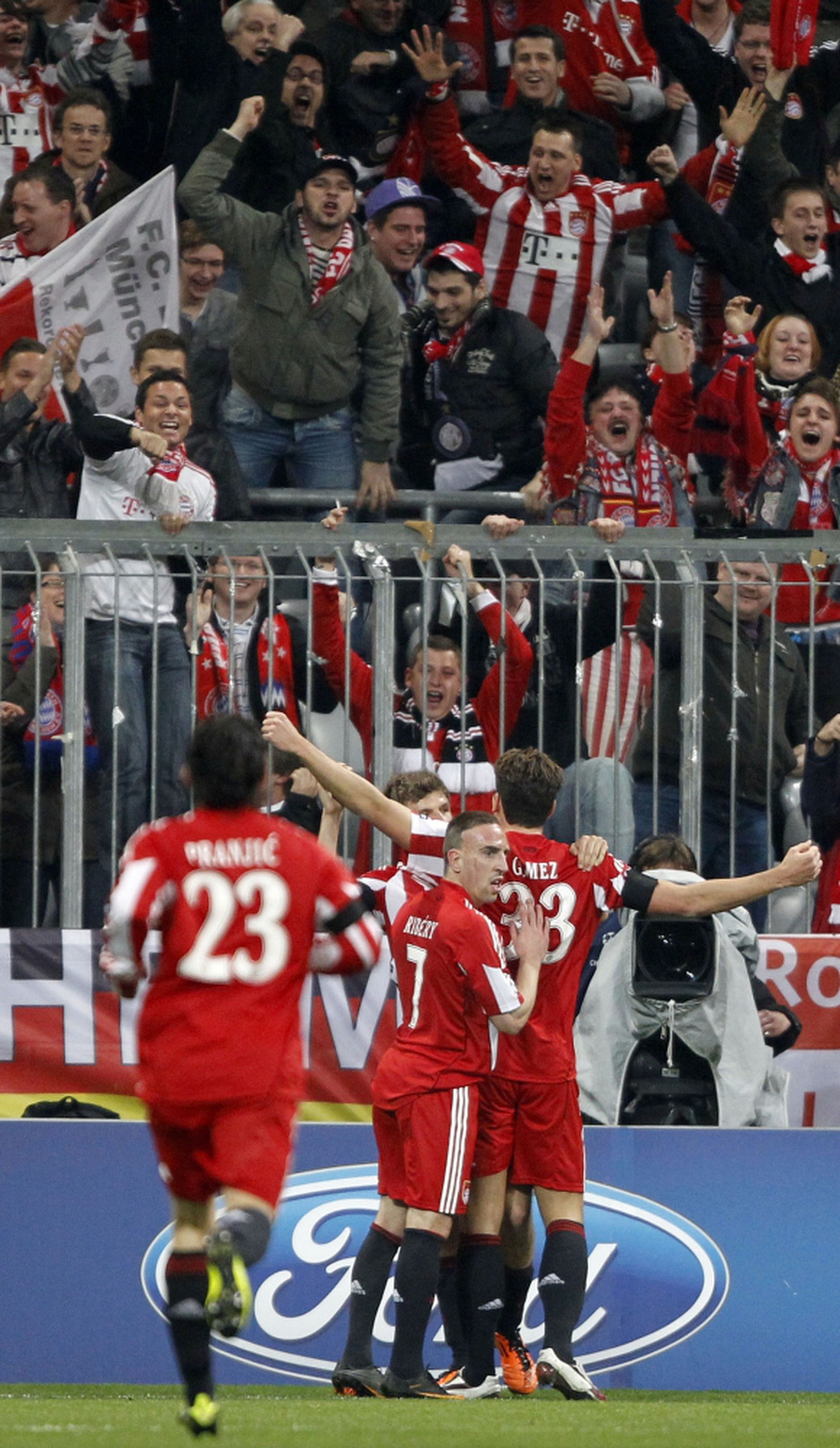 Hráči Bayernu oslavujú gól