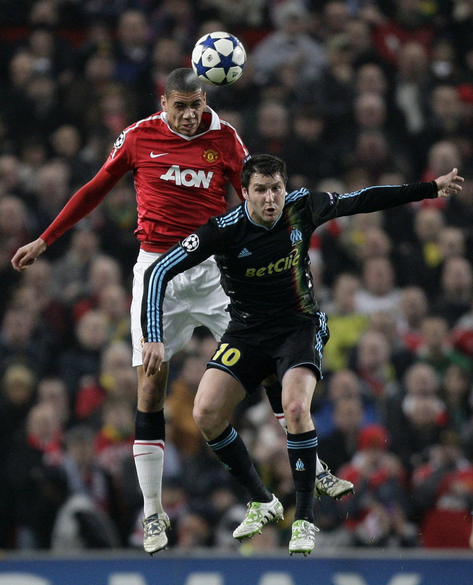 Smalling zasahuje pred Gignacom