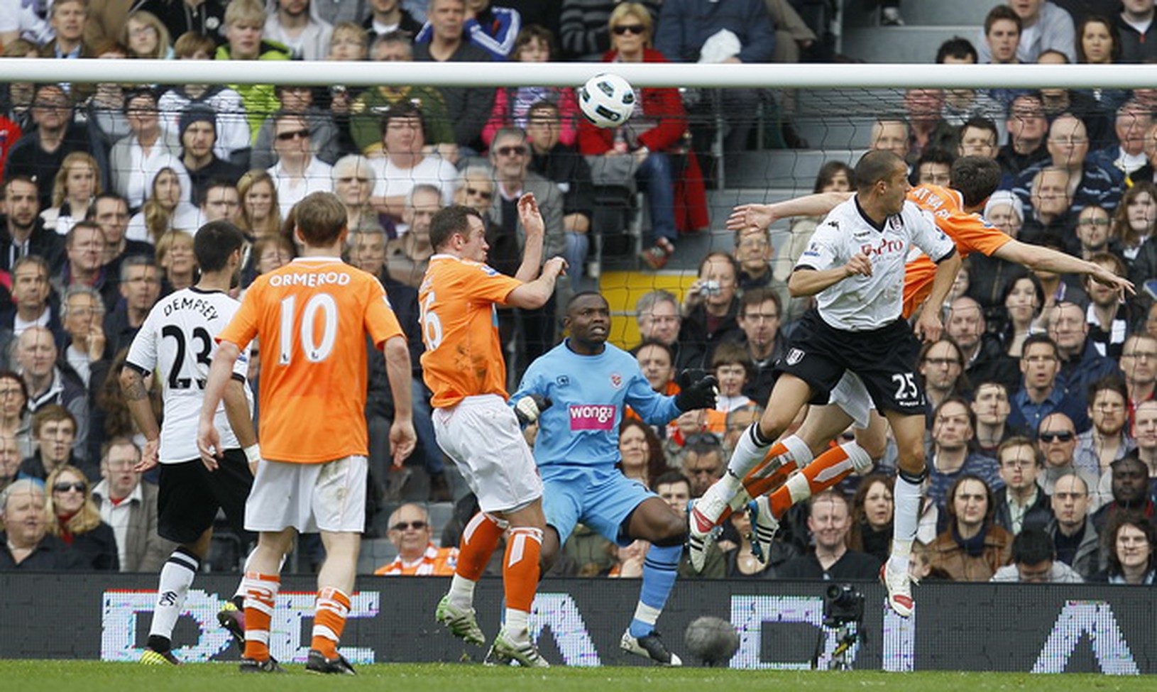 Bobby Zamora strieľa gól