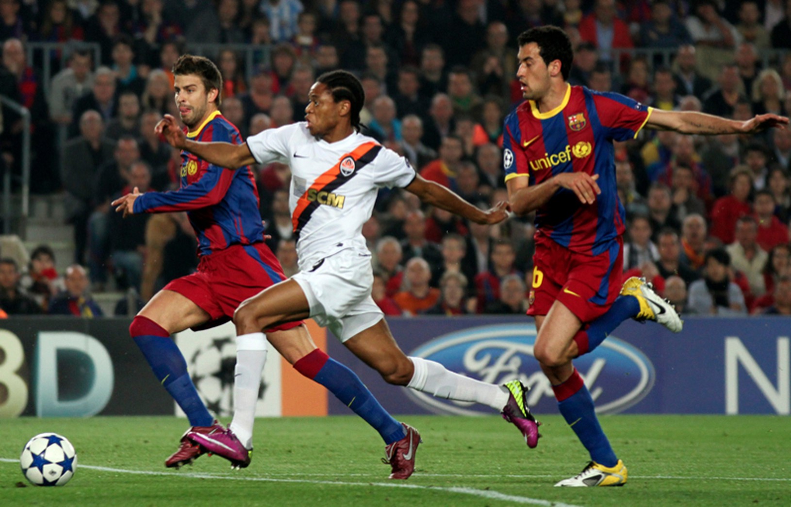 Luiz Adriano, Gerard Pique