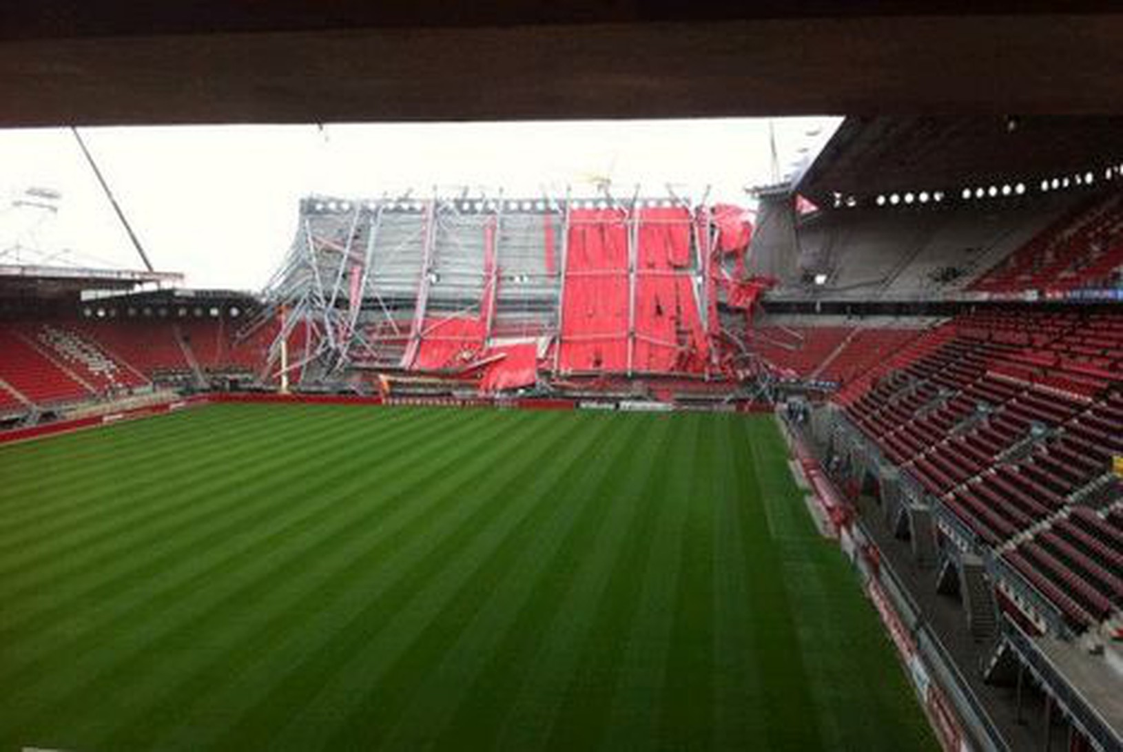 Zrútená strecha štadióna Twente