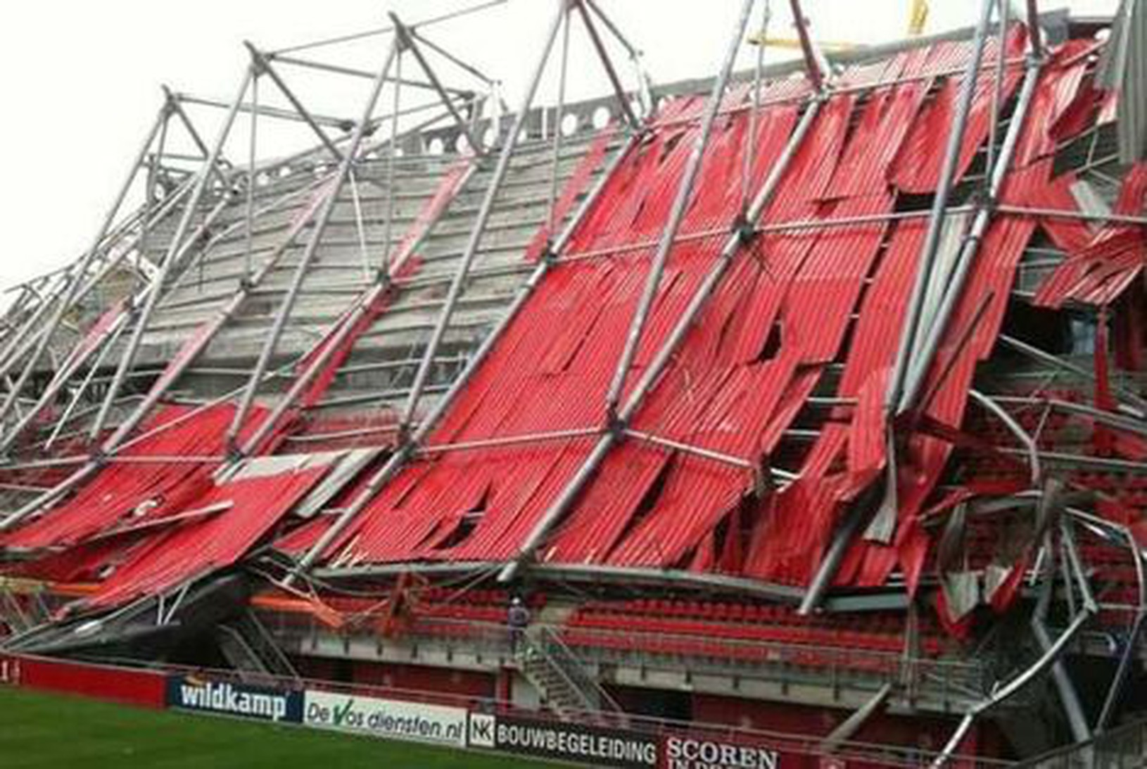 Zrútená strecha štadióna Twente