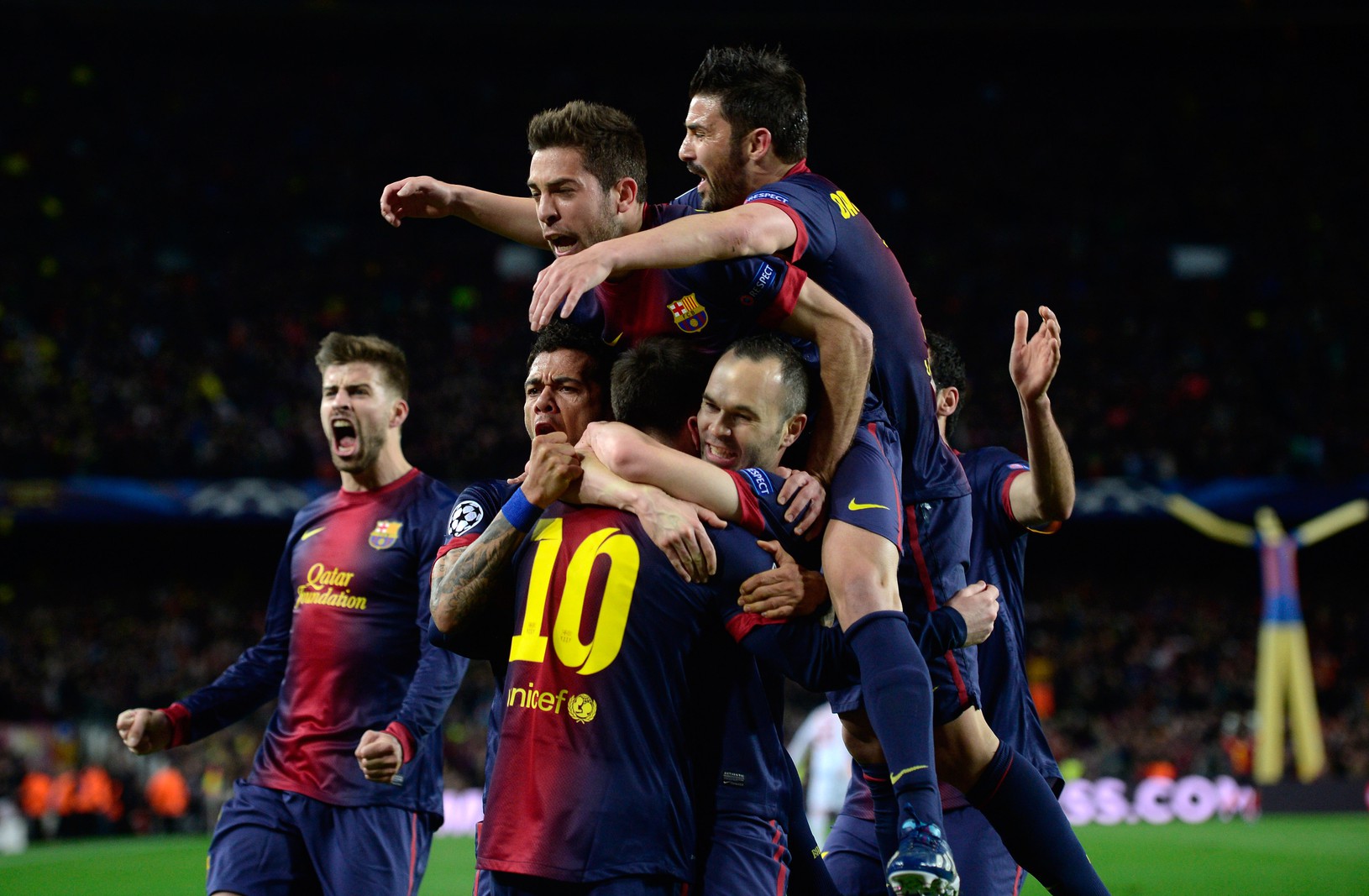 Hráči Barcelony oslavujú Messiho