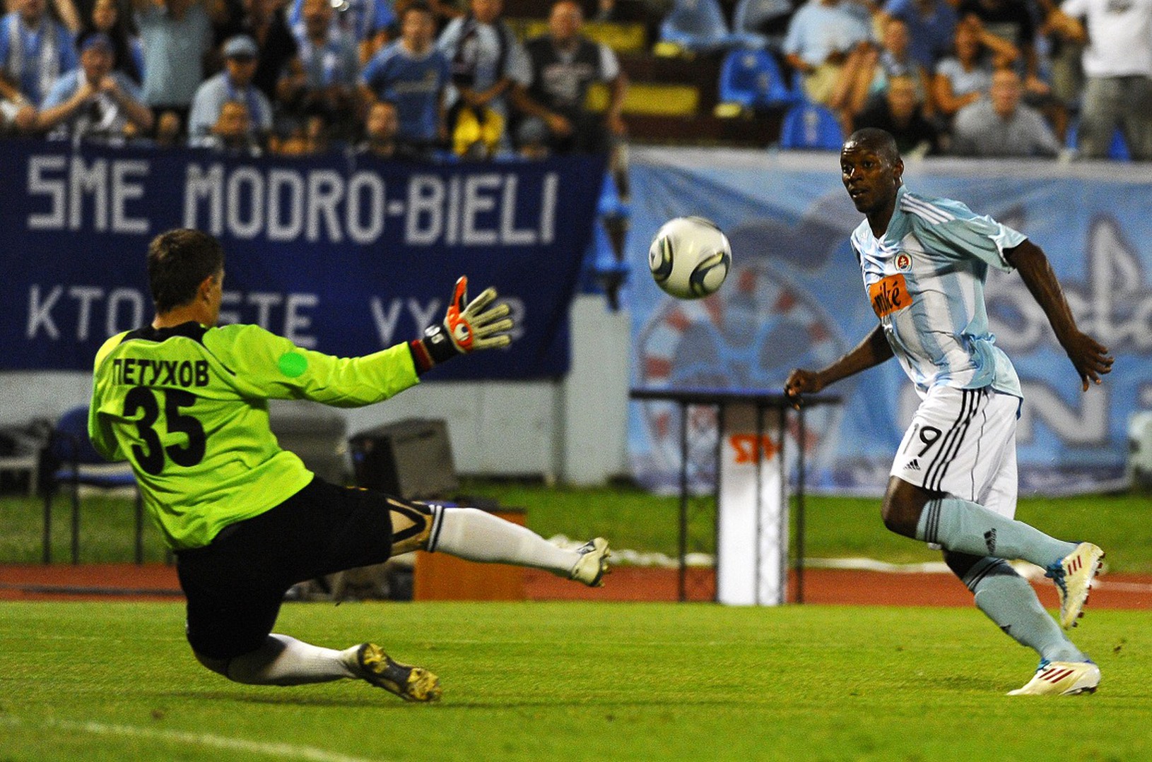 Karim Guede prekonáva brankára