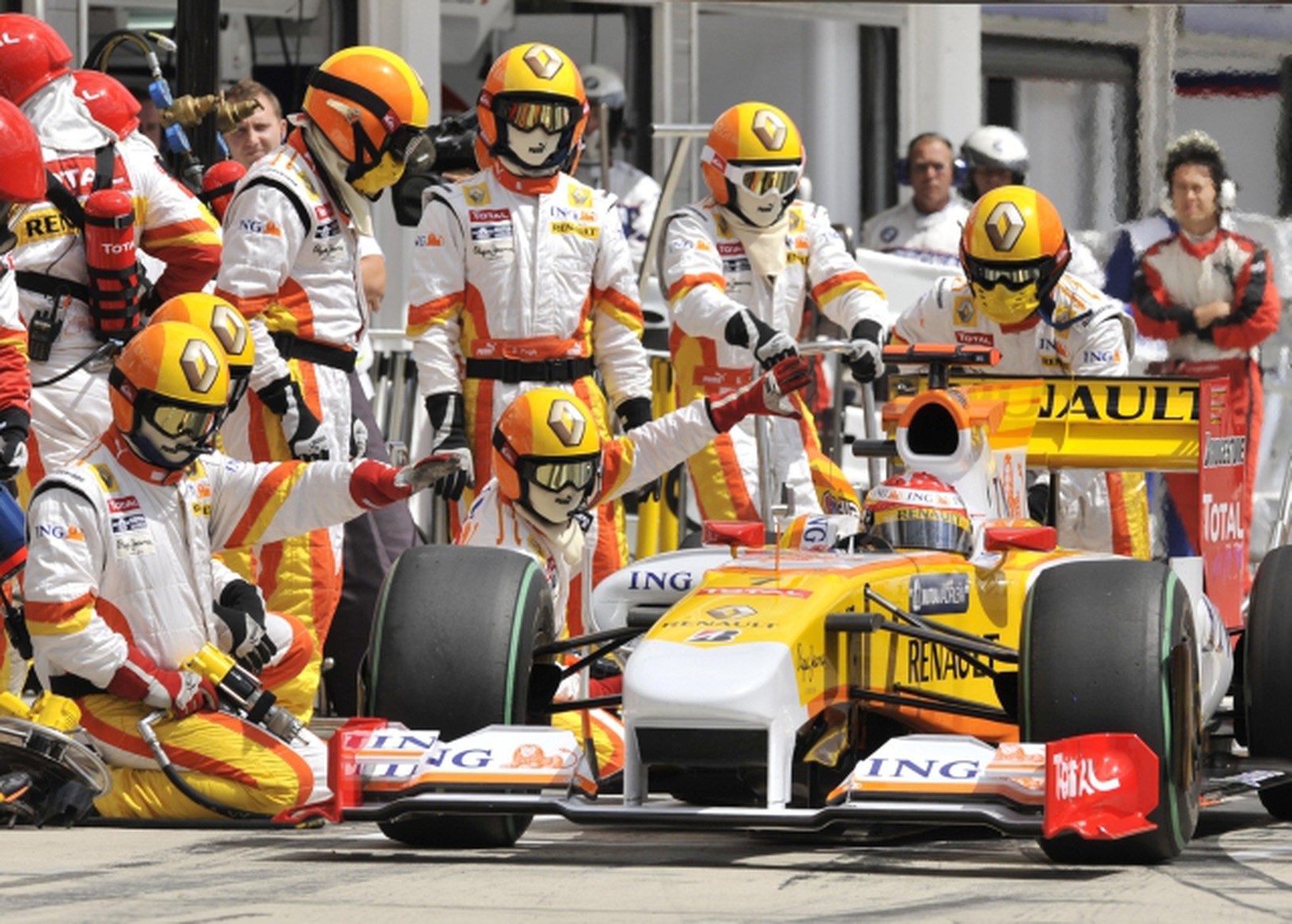  Fernando Alonso, pit-lane,