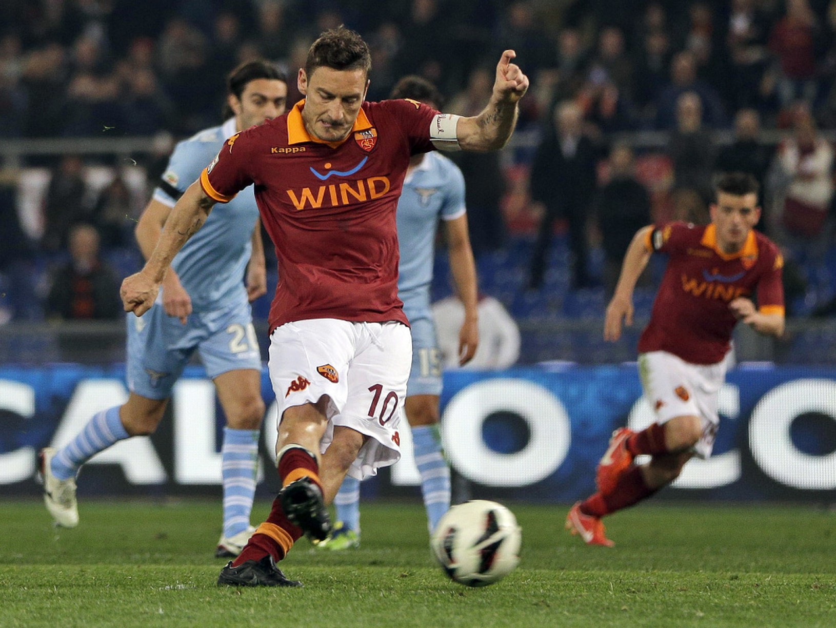 Francesco Totti strieľa gól