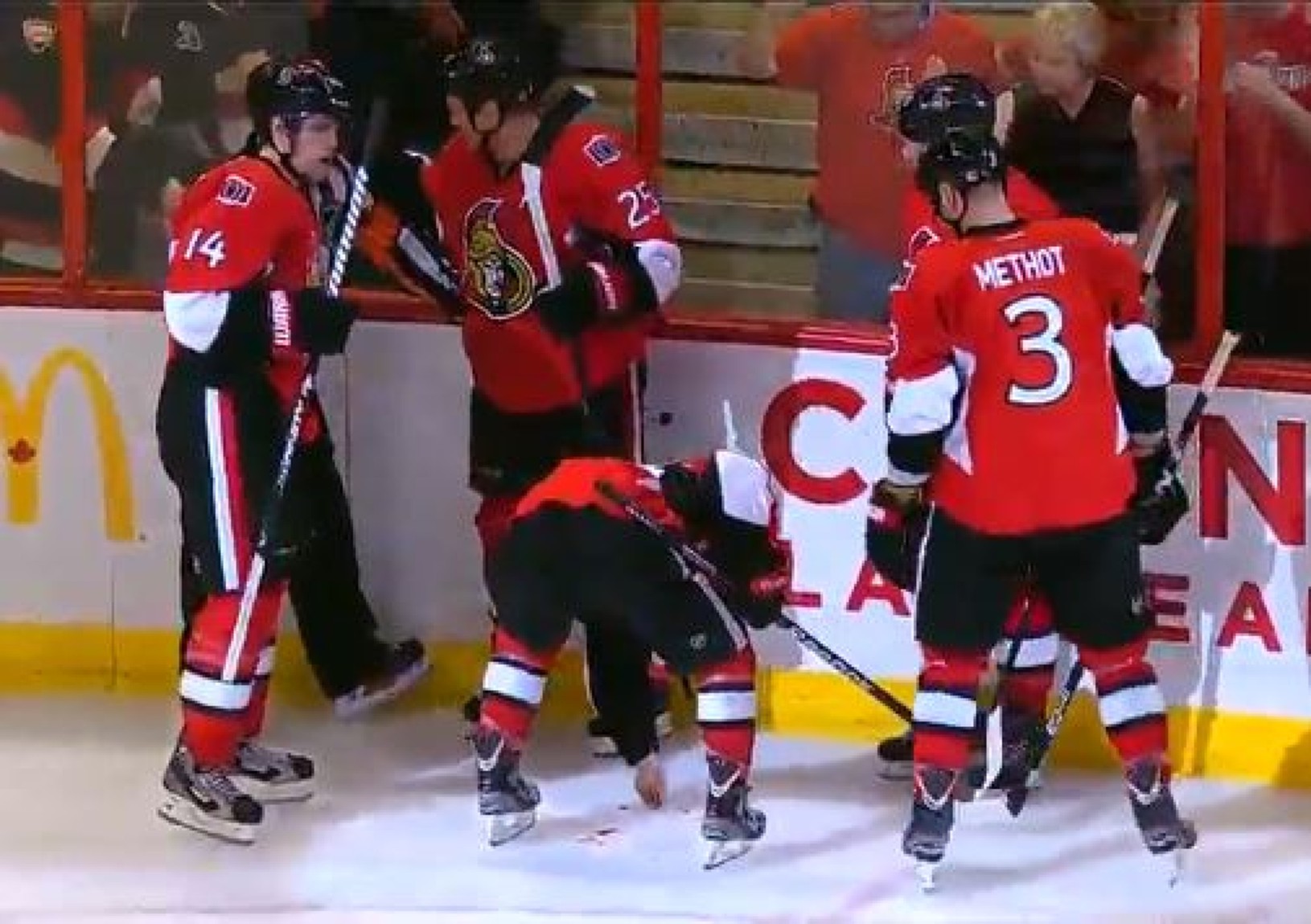 Jean-Gabriel Pageau dvíha z