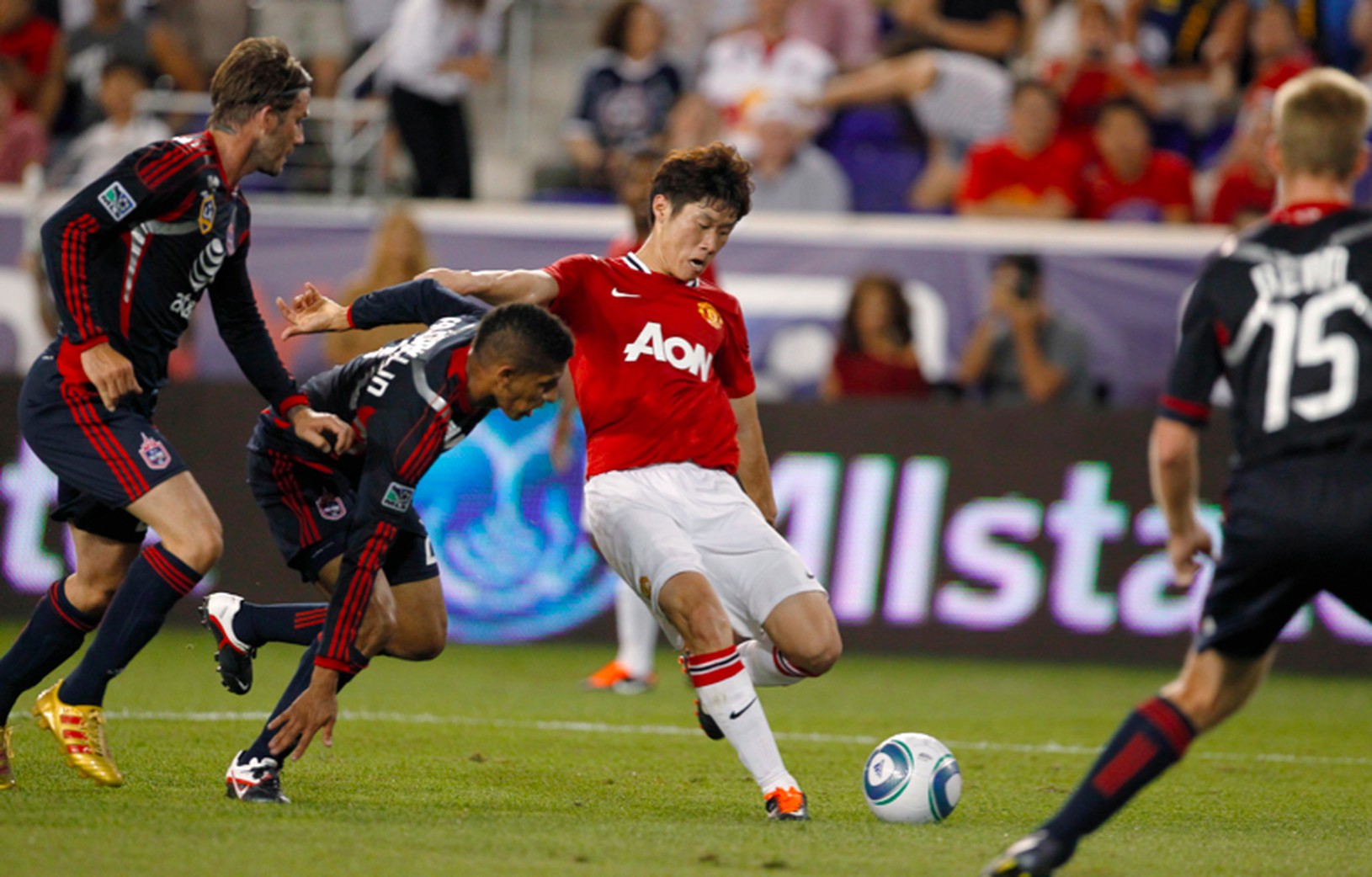 Park Ji-Sung proti hráčom