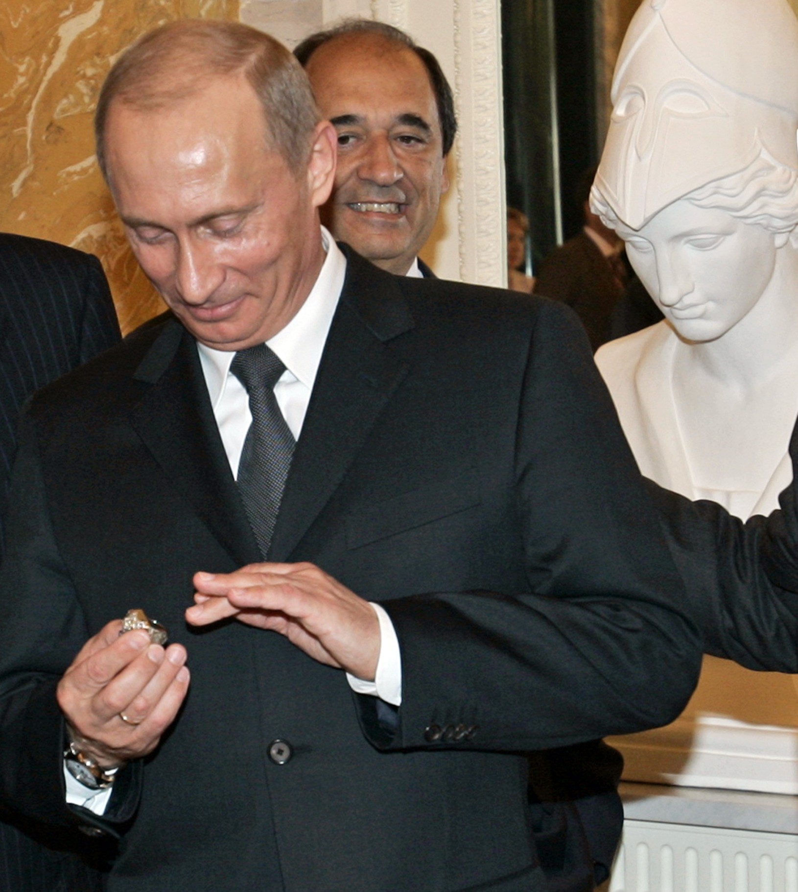 Vladimir Putin s prsteňom
