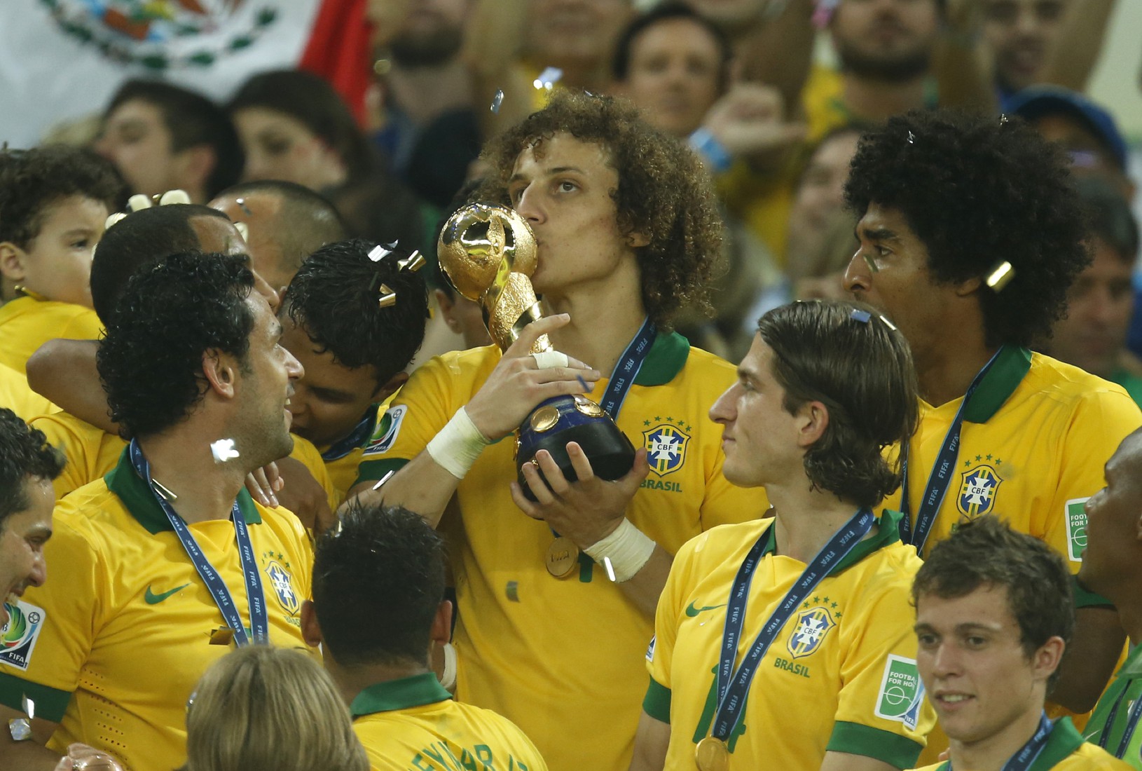 Hráči Brazílie oslavujú zlatý