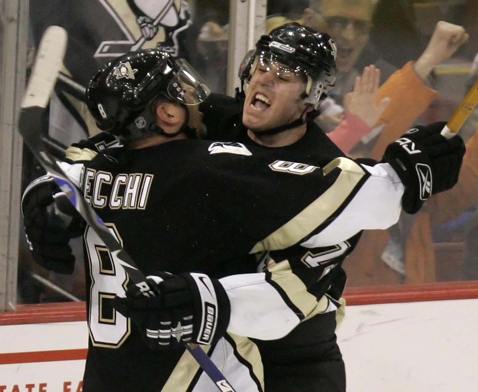 Mark Recchi oslavuje gól