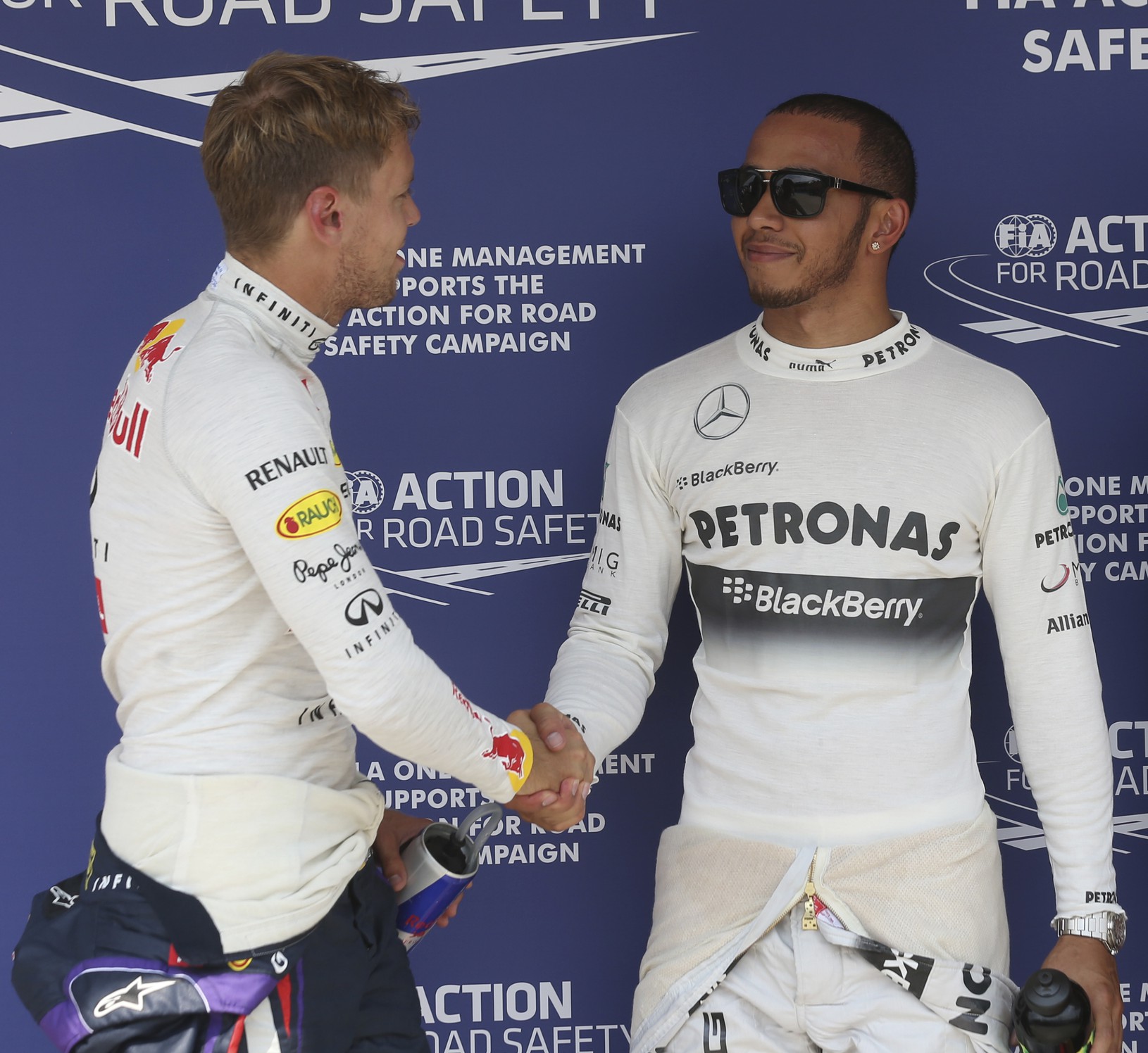 Sebastian Vettel gratuluje Lewisovi