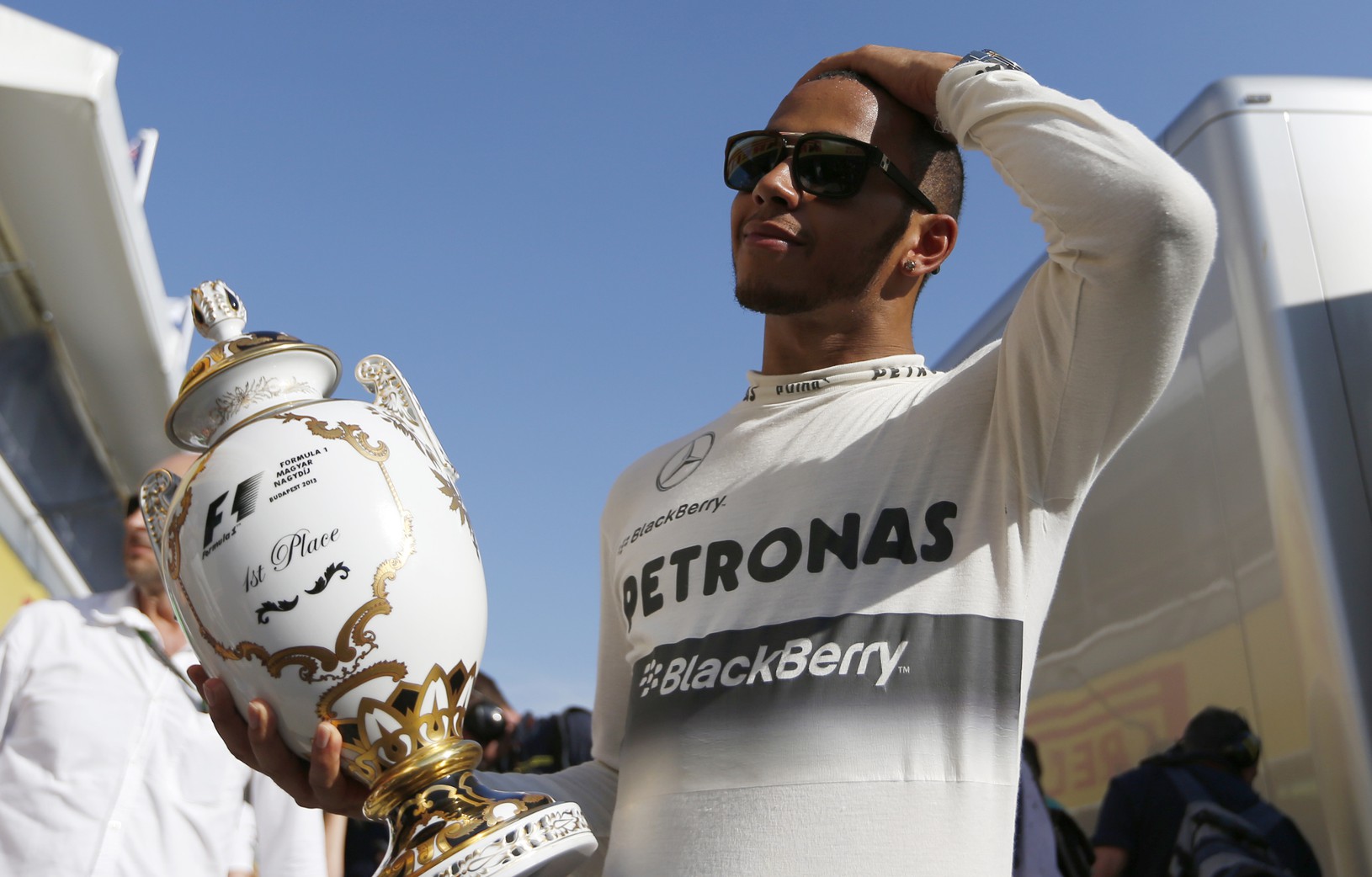 Lewis Hamilton s trofejou