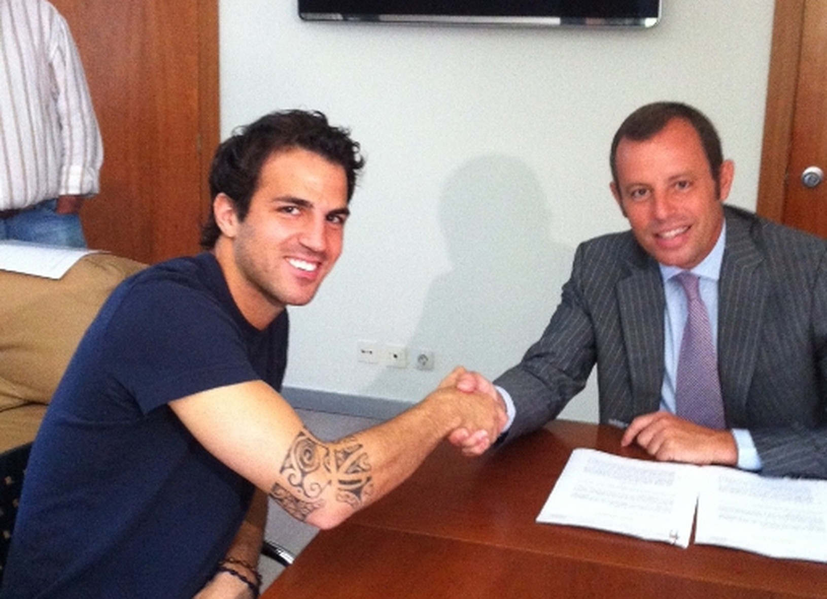 Cesc Fábregas podpisuje zmluvu