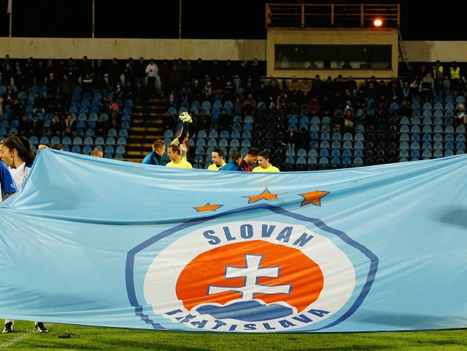 Klubová zástava Slovana pred
