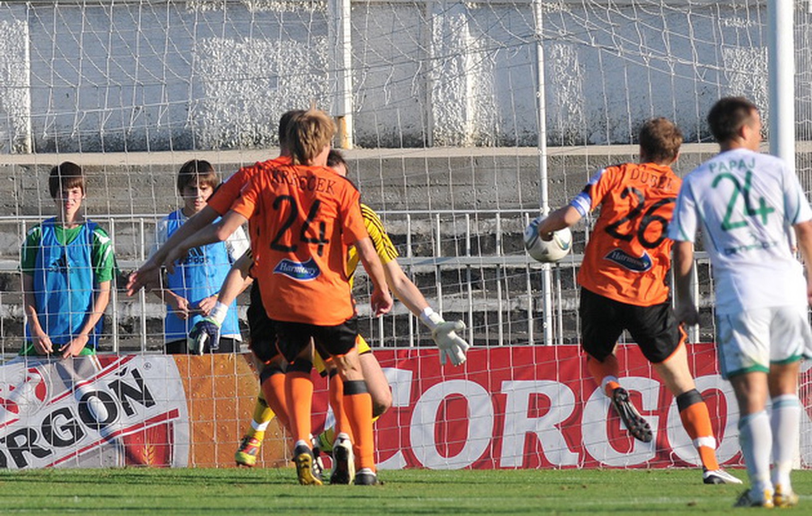 Tomáš Ďubek (č.26) otvára